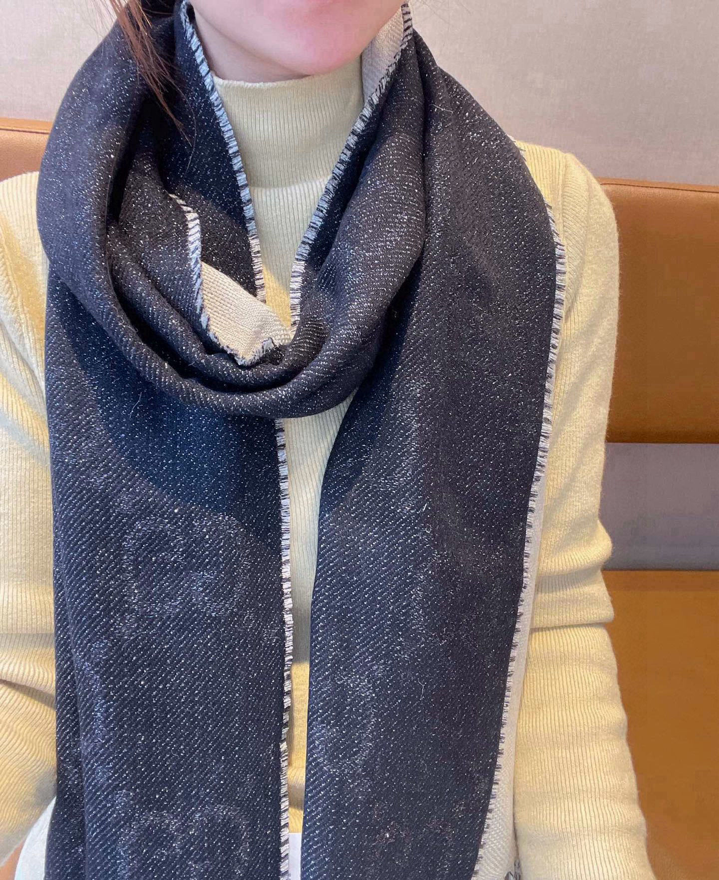 🆕GG品牌标志性元素不断推出妙趣横生的设计，以现代手法令经典单品呈现出时光沉淀的优雅美感。别致的GG图案