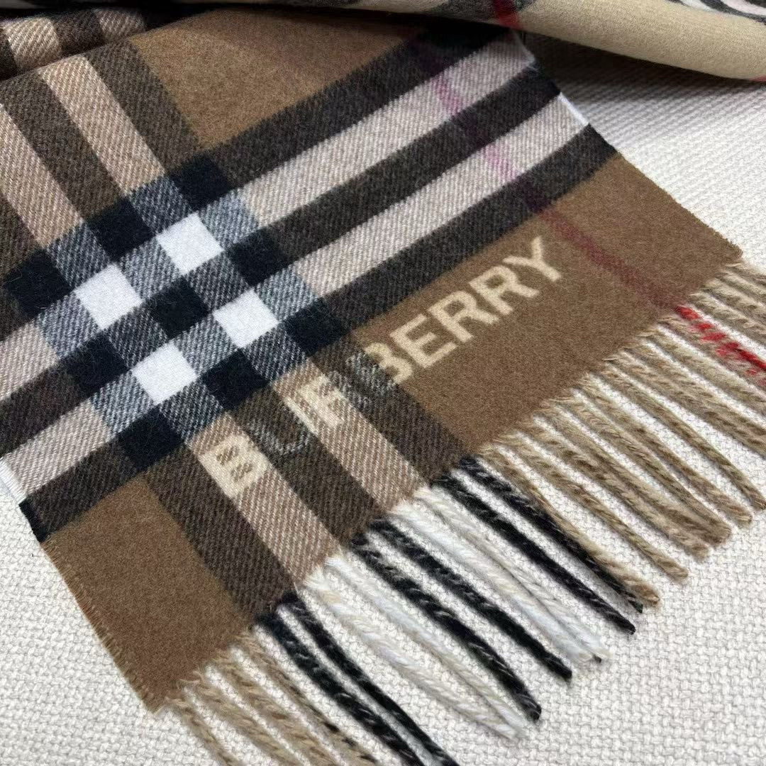 🆕𝐁𝐔𝐑𝐁𝐄𝐑𝐑𝐘对比感格纹想要温暖冬季的必备百搭单品，今年冬天保证 出镜率No. 1⃣️B家羊绒拼色围