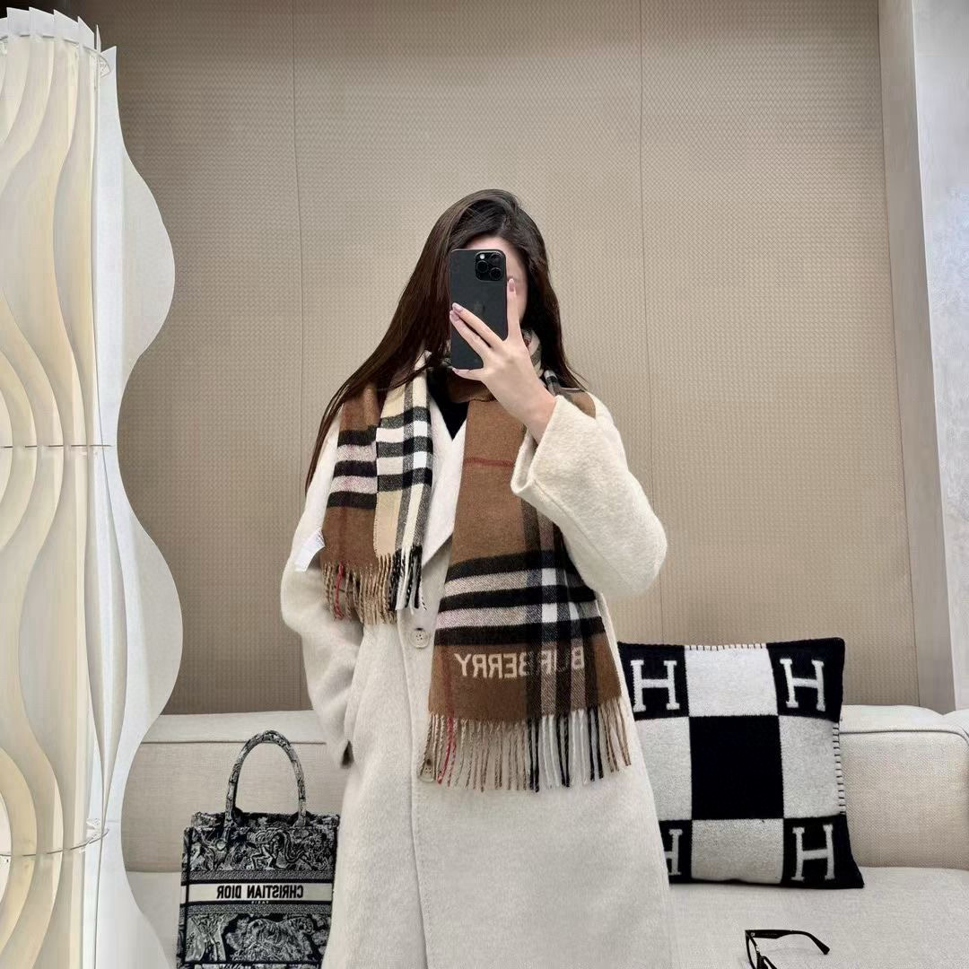 🆕𝐁𝐔𝐑𝐁𝐄𝐑𝐑𝐘对比感格纹想要温暖冬季的必备百搭单品，今年冬天保证 出镜率No. 1⃣️B家羊绒拼色围