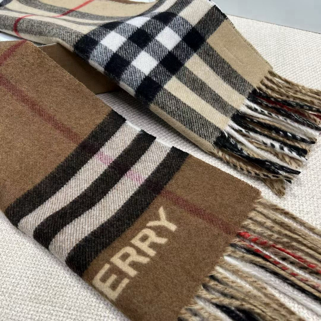 🆕𝐁𝐔𝐑𝐁𝐄𝐑𝐑𝐘对比感格纹想要温暖冬季的必备百搭单品，今年冬天保证 出镜率No. 1⃣️B家羊绒拼色围