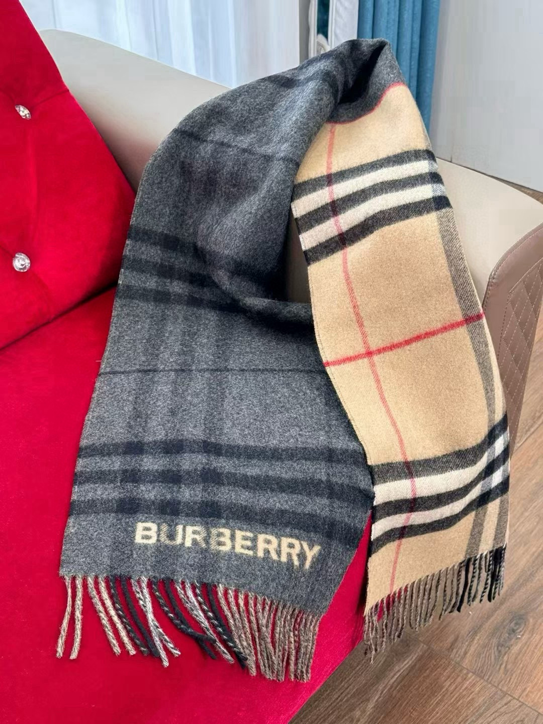 🆕𝐁𝐔𝐑𝐁𝐄𝐑𝐑𝐘对比感格纹想要温暖冬季的必备百搭单品，今年冬天保证 出镜率No. 1⃣️B家羊绒拼色围