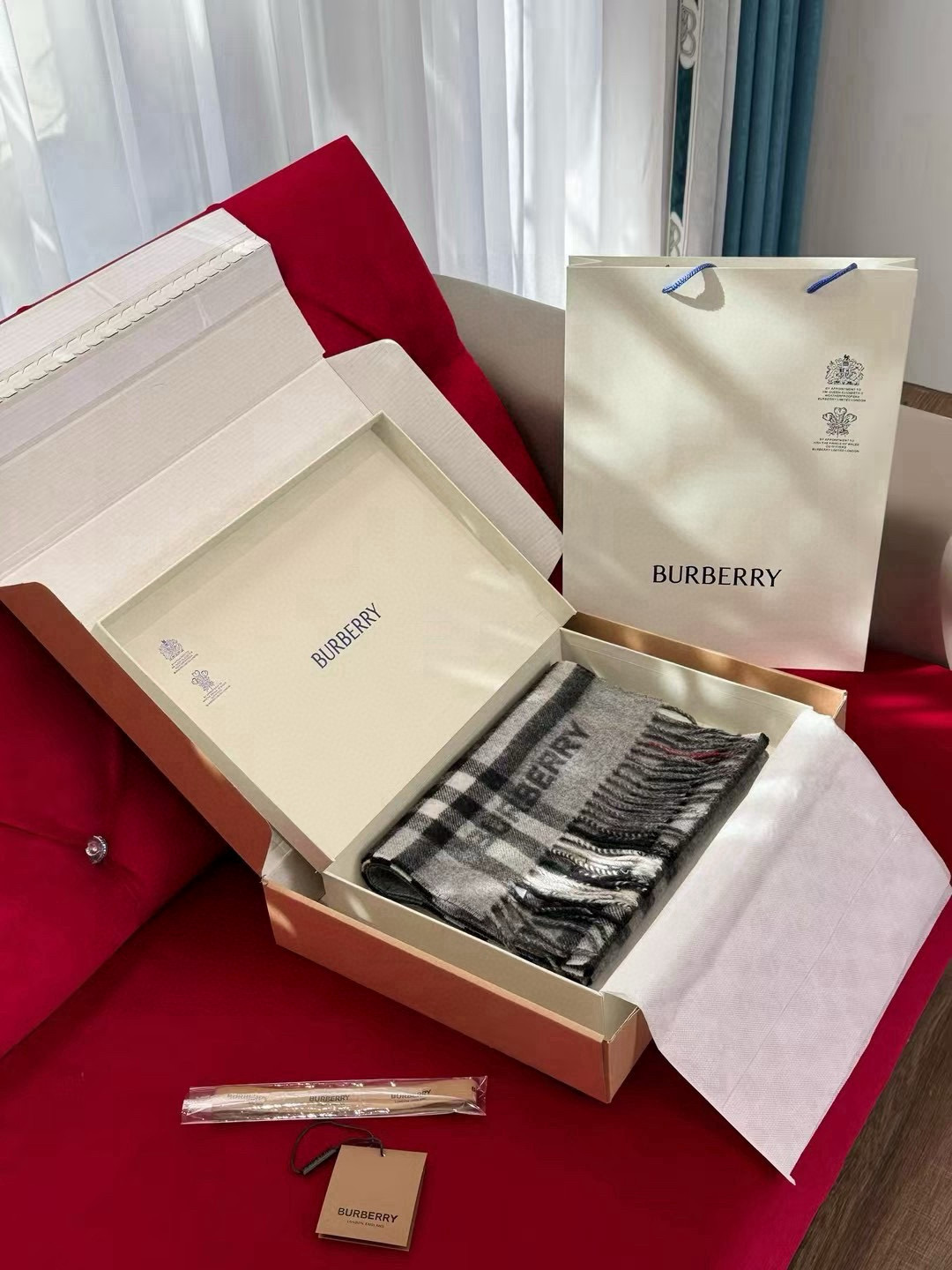 🆕𝐁𝐔𝐑𝐁𝐄𝐑𝐑𝐘对比感格纹想要温暖冬季的必备百搭单品，今年冬天保证 出镜率No. 1⃣️B家羊绒拼色围