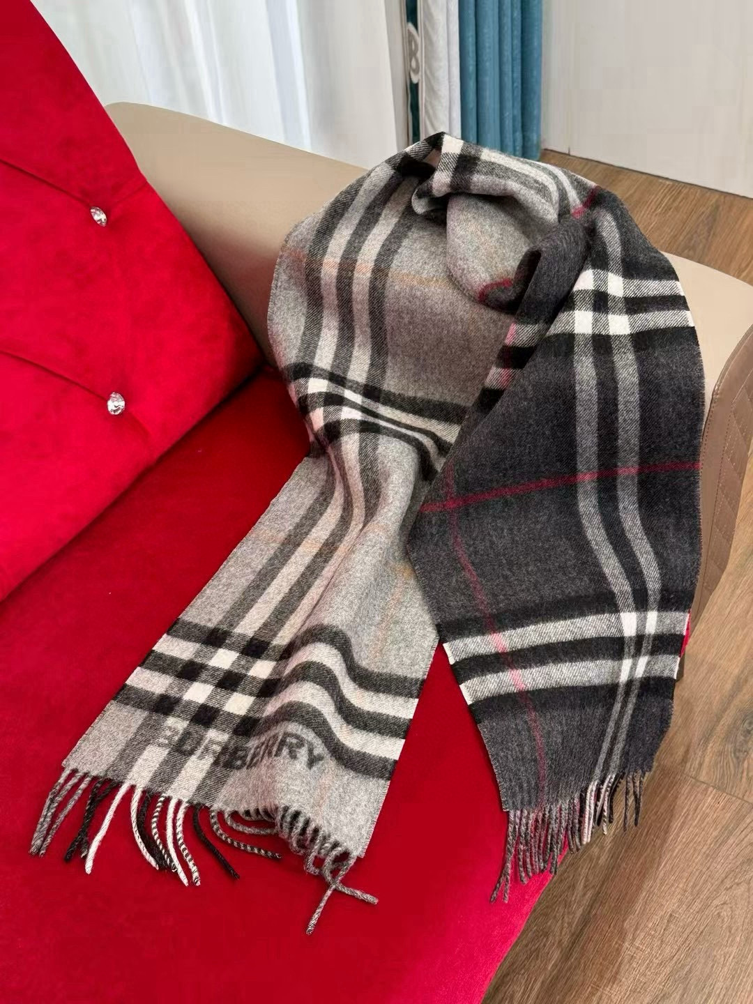 🆕𝐁𝐔𝐑𝐁𝐄𝐑𝐑𝐘对比感格纹想要温暖冬季的必备百搭单品，今年冬天保证 出镜率No. 1⃣️B家羊绒拼色围
