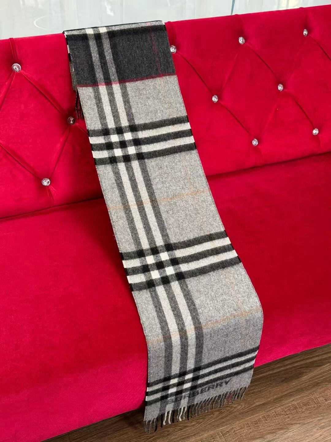 🆕𝐁𝐔𝐑𝐁𝐄𝐑𝐑𝐘对比感格纹想要温暖冬季的必备百搭单品，今年冬天保证 出镜率No. 1⃣️B家羊绒拼色围