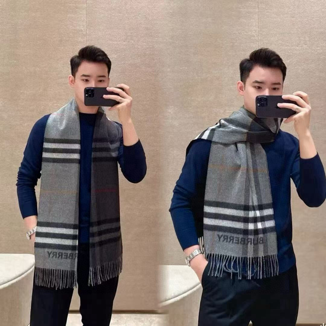 🆕𝐁𝐔𝐑𝐁𝐄𝐑𝐑𝐘对比感格纹想要温暖冬季的必备百搭单品，今年冬天保证 出镜率No. 1⃣️B家羊绒拼色围