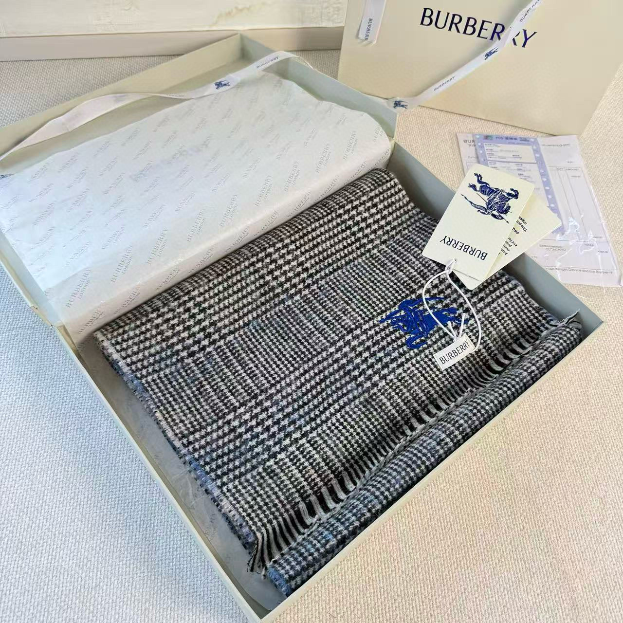 🆕 【▪Burberry · 巴宝莉双面格纹彩虹围巾❗️难得一见的温柔配色，低调又不失优雅❗】重点推荐❗