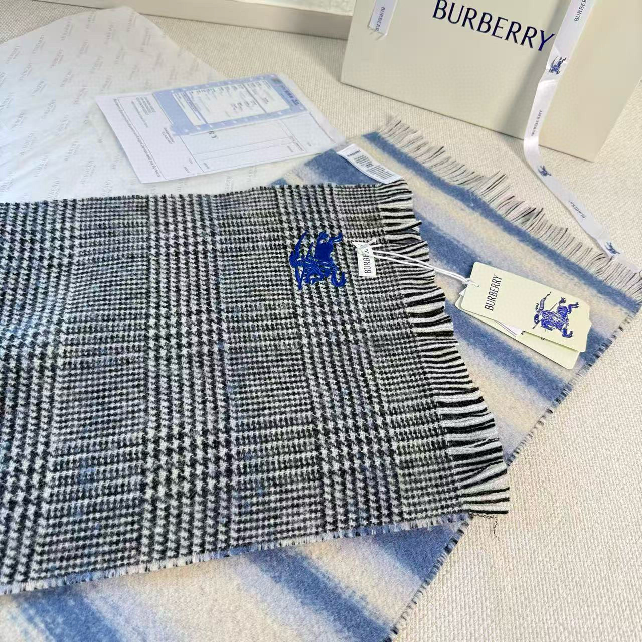 🆕 【▪Burberry · 巴宝莉双面格纹彩虹围巾❗️难得一见的温柔配色，低调又不失优雅❗】重点推荐❗