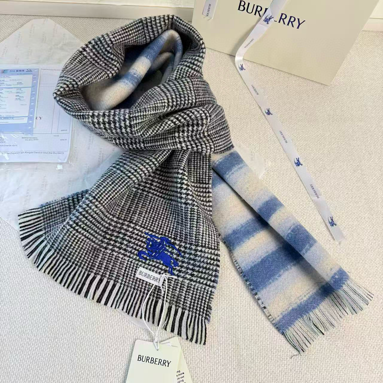 🆕 【▪Burberry · 巴宝莉双面格纹彩虹围巾❗️难得一见的温柔配色，低调又不失优雅❗】重点推荐❗