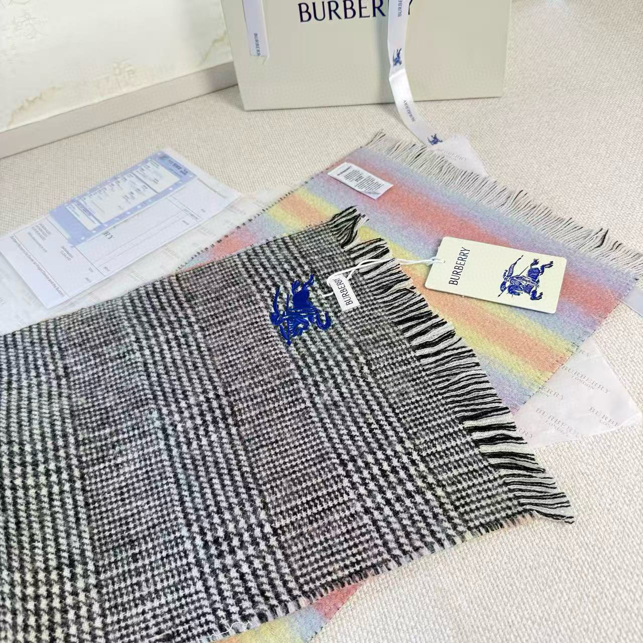 🆕 【▪Burberry · 巴宝莉双面格纹彩虹围巾❗️难得一见的温柔配色，低调又不失优雅❗】重点推荐❗