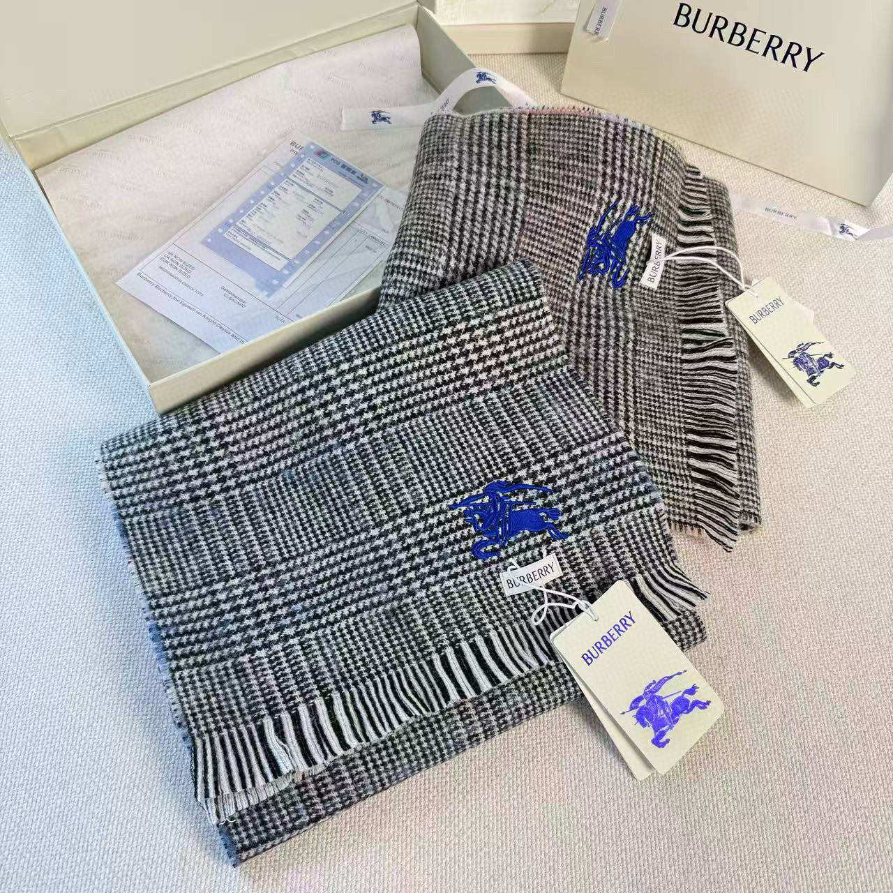 🆕 【▪Burberry · 巴宝莉双面格纹彩虹围巾❗️难得一见的温柔配色，低调又不失优雅❗】重点推荐❗
