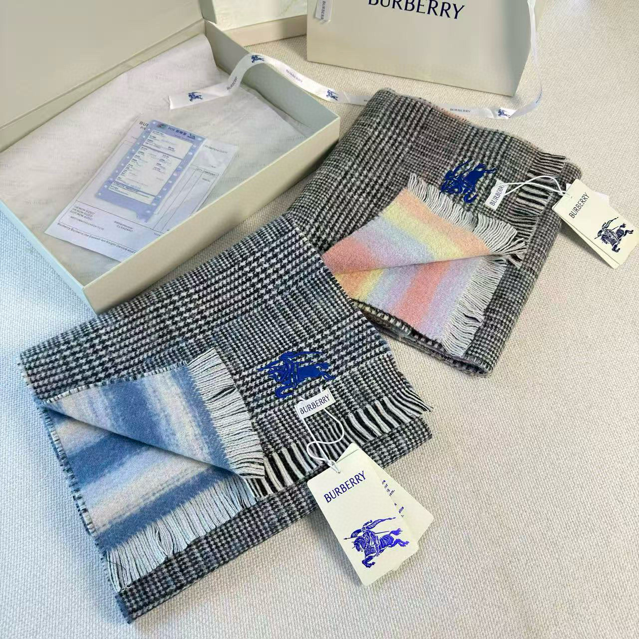 🆕 【▪Burberry · 巴宝莉双面格纹彩虹围巾❗️难得一见的温柔配色，低调又不失优雅❗】重点推荐❗