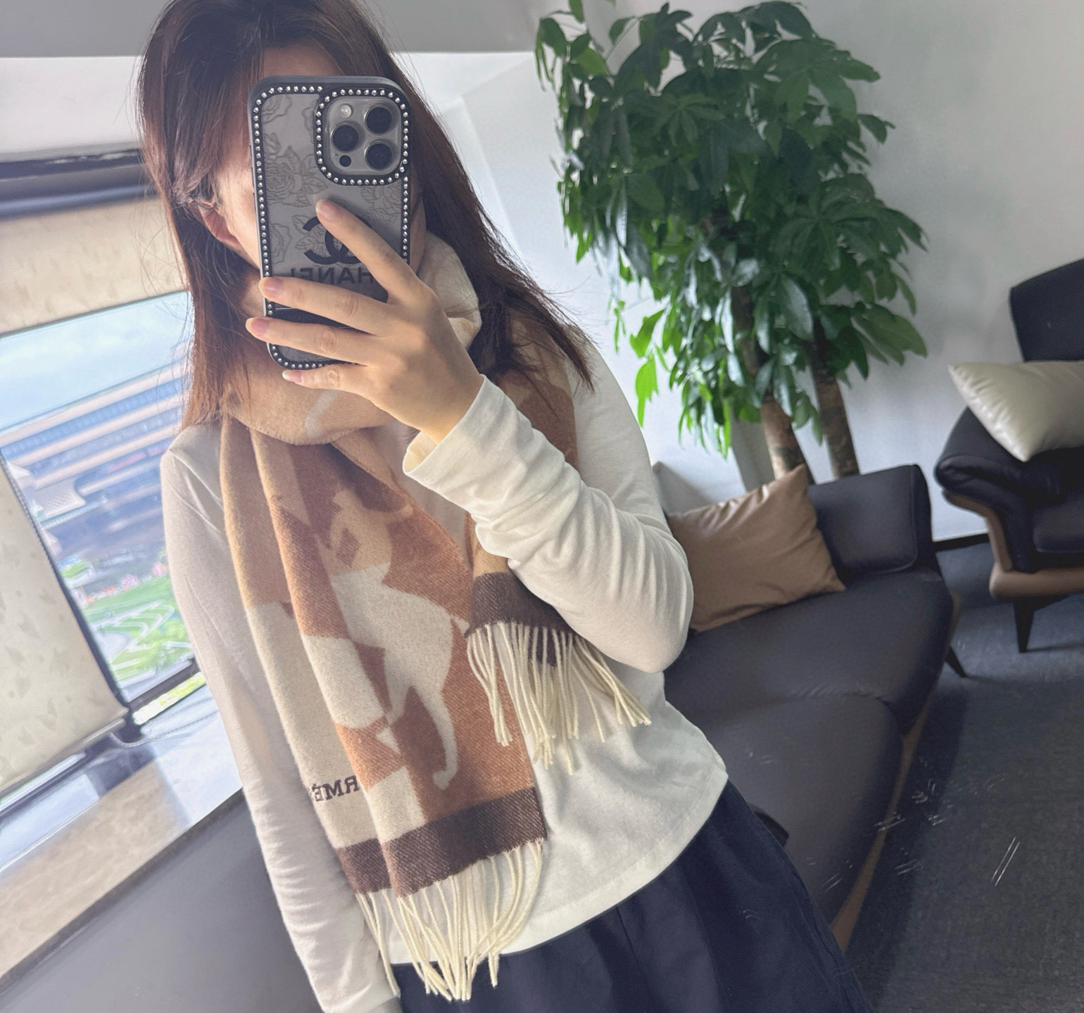 NO:574435,【Hermes ·  Hermès jacquard scarf, exquisite and gentle color matching, super infatuated with temperament, low-key, quiet and elegant] Highly recommended, high-end, comfortable and fashionable temperament, simple but not simple, double-sided jacquard H family elements, Super Amway Big H, this soft touch that touches the heart  Beautiful scarf, elegant color design with classic H letter embroidery, the finishing touch without losing the beauty, the pursuit of successful people, the color is definitely a bit unique and fairy-like, the absolute best choice for couples, the color is elegant, not enchanting, size 30  x 168cm high version scarf, high version scarf, hermes, hermes19860909【Hermes · 爱马仕提花围巾,精致的温柔配色,超级迷恋气质低调恬静又不失优雅】重点推荐高级舒适时髦气质,简约却又不简单,双面提花H家元素,超级安利大H这款触动内心的柔美围巾,素雅的颜色设计搭配经典的H字母刺绣,点睛之笔确又不失美感,成功人士的追求,色彩绝对有点独有的仙气,绝对的情侣款不二之选,颜色淡雅,不妖娆规格30 x 168cm高版本围巾,高版本围巾,hermes,hermes,scarf