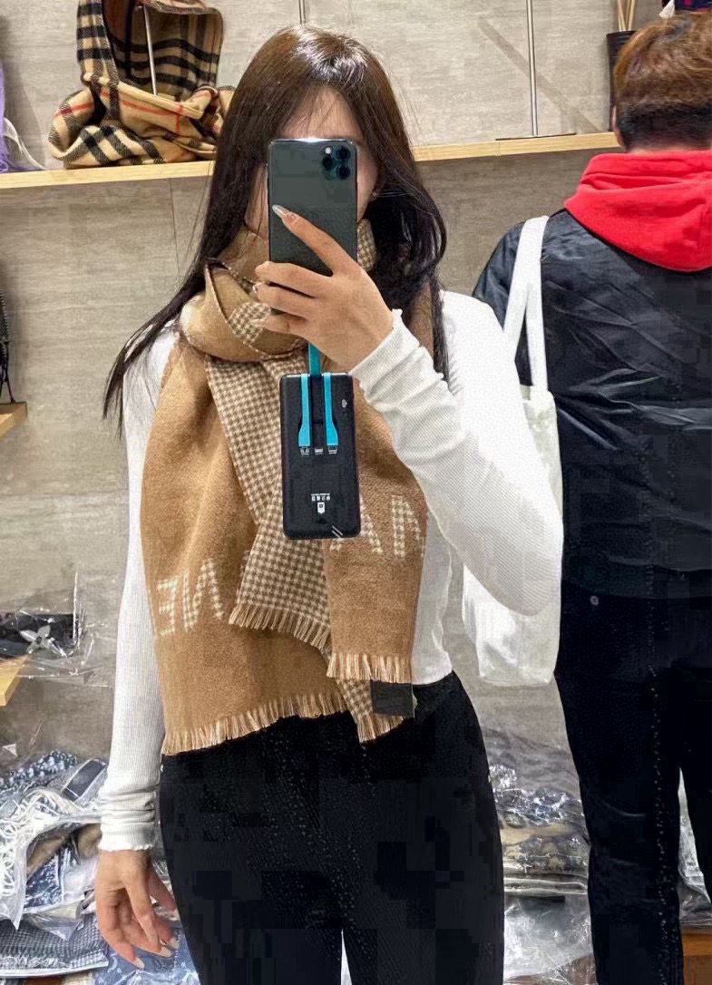 🆕CHANEL香奶奶尾单新款23B千鸟格拼色羊绒围巾，直接出欧洲的，正儿八经的正品订单…和大货一起出来，