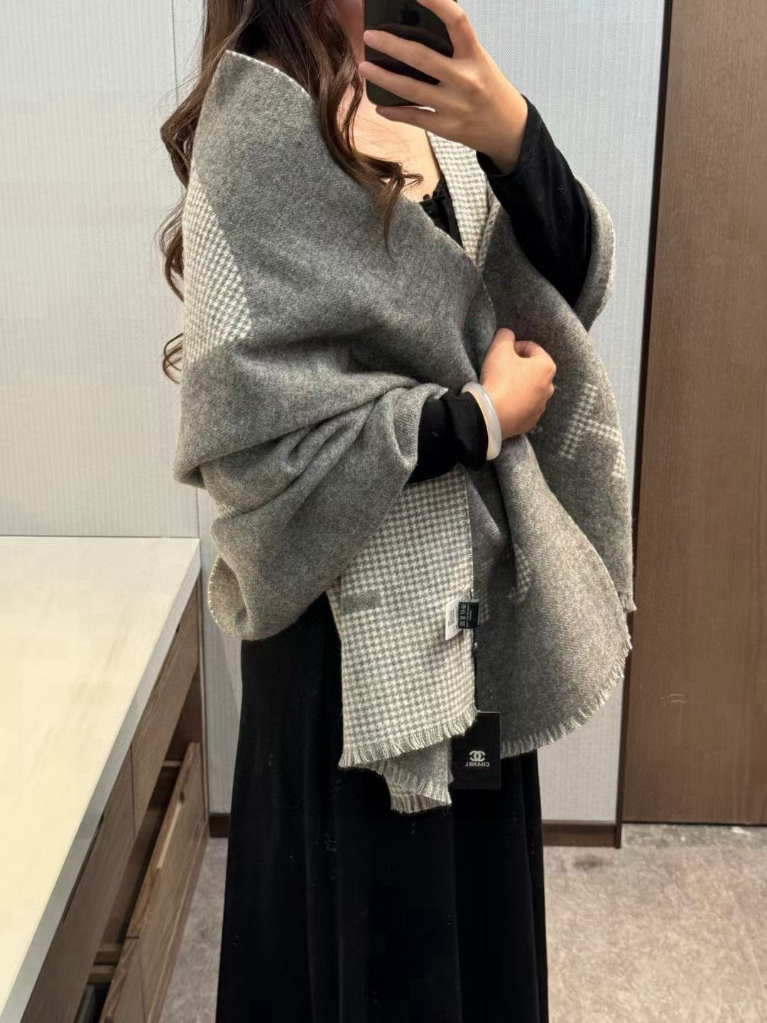 🆕CHANEL香奶奶尾单新款23B千鸟格拼色羊绒围巾，直接出欧洲的，正儿八经的正品订单…和大货一起出来，