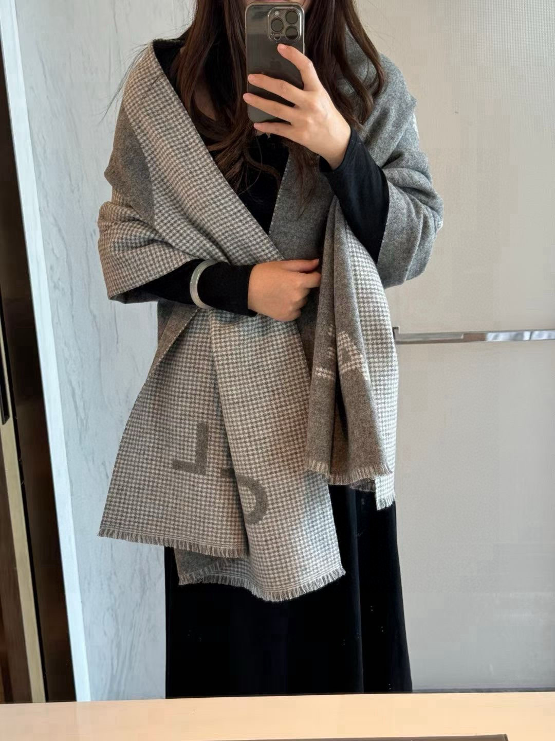 NO:574440,CHANEL Grandma's new 23B houndstooth color-blocked cashmere scarf, shipped directly from Europe, a serious and authentic order... Comes with big products, no need to use too many misleading words, it is the best Chanel in the world, you will only know its beauty when you wear it, full of big-name style. The classic color-blocking logo jacquard style, coupled with houndstooth, F products can't imitate it... The way to appear is never wrong, even if it is the same for many years, TA's high-end and elegance  , has been brought into full play by the designer, so beautiful that it is fascinating, and it is a fashionable shawl that never goes out of fashion. The more I look at it, the more I fall in love with it. The more I look at it, the more fashionable I look at it. The more I look at it, the more I like it. It is very weighty and drapey. It is invincible and beautiful. It is invincible and comfortable to hold in your hand. Purchasing price, cashmere for customers, specifications, 45*185cm high version scarf, high version scarf, chanel, shawls19860909CHANEL香奶奶尾单新款23B千鸟格拼色羊绒围巾,直接出欧洲的,正儿八经的正品订单…和大货一起出来,不用多流弊的文字,它是全世界最好的Chanel,上身才会知道它的美,大牌范十足.经典拼色logo提花风格,配上千鸟格,F货根本仿不来哦…永远不出错的出场方式,既使再过多少年都是如此,TA的高级与优雅,被设计师发挥到淋漓尽致,美得令人心醉神往,永不过时极品精英高手级别的时髦感披肩这款Chanel的款,实物真的越看越爱,越看越时髦,越看越喜欢,非常有份量和垂感,无敌无敌好造型美的不要不要的,握在手里真的无敌舒适代购价,客供羊绒,规格,45*185cm高版本围巾,高版本围巾,chanel,shawls,scarf