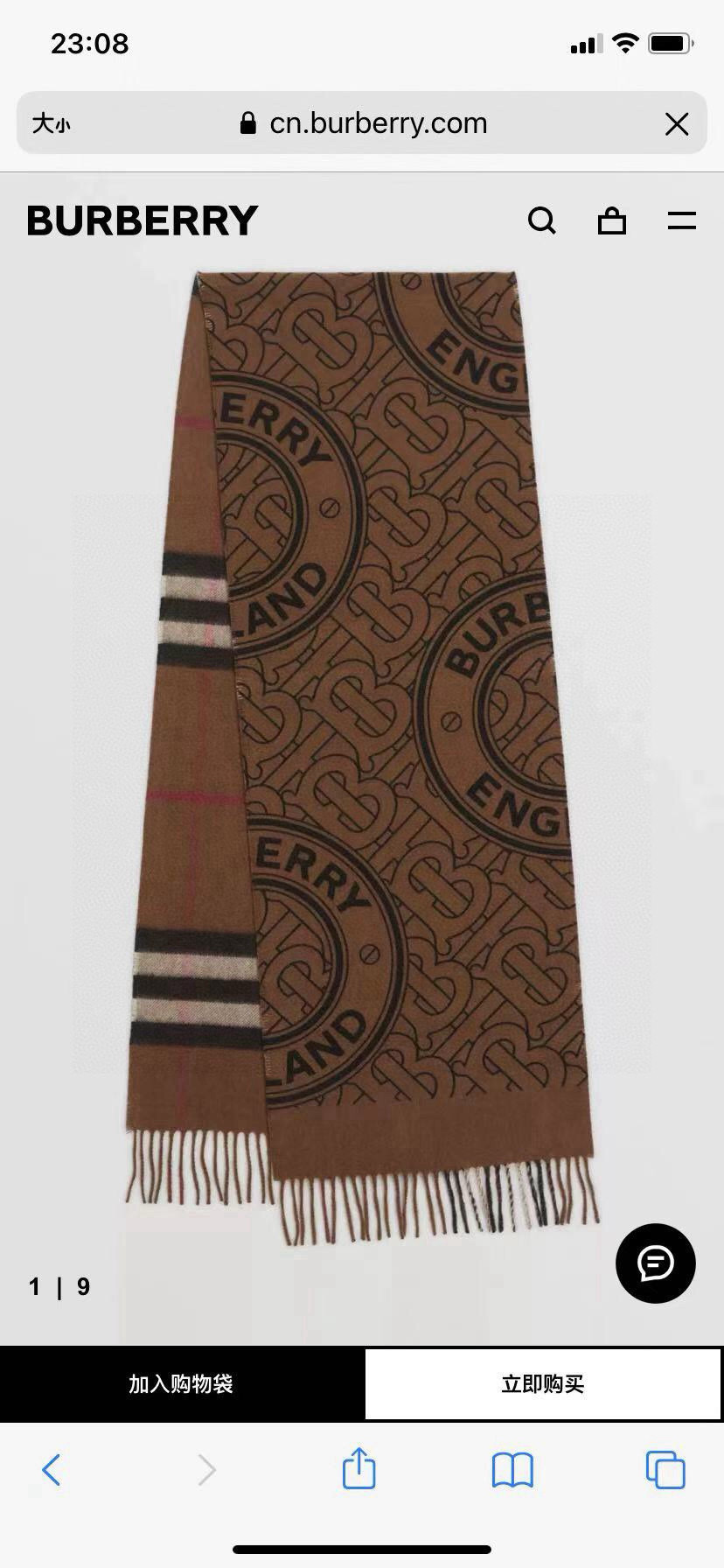 NO:581245,The Burberry double-sided badge plaid cashmere scarf has a classic cashmere plaid on one side and a letter badge on the other. It is exactly the same as 2 new scarves. It is a hot-selling new scarf at the counter. It is very thick and warm. The weaving is too complicated and takes too long. The size is 30*180cm and is sold out. B has used the double-sided design on the scarf more than once. The effect is super great. Counter 5+ heard from the factory that this batch of goods gave the entire factory a headache.  , you can’t use the traditional scarf raising method of straw brushing, because pulling up the bottom fleece will also damage the yarn, so you have never heard of the term zero point fleece method. This is a professional term for scarf finishing, and the technology is extremely difficult. To put it simply, it relies on the speed of the raising machine to raise the bottom fleece a little, so as not to damage the scarf... Let’s not talk about it, just sell it, you can say that you will make money!  high version scarf,high version scarf,burberry19860909Burberry双面徽章格子羊绒围巾一面是经典羊绒格子,一面是字母徽章,完全等于2条围巾专柜热卖的新款,非常厚实保暖织造太复杂,耗时太长了,售完无补的尺寸30*180cm,B将双面设计不只一次用在了围巾上,效果是超级棒的,专柜5+听工厂说这批货让后整厂也是很头疼的,不能用传统围巾草拉绒的起绒方式,因为把底绒拉起来的同时,也会损坏纱线,所以用了零点底绒法这个词大家都没听过吧,这是围巾后整的专业术语,技术难度极为大.简单说下就是依靠起绒机的带速,把底绒稍微起来一点,这样才不会破坏围巾...不说了,卖货吧,抢到可以说就是赚到了！高版本围巾,高版本围巾,burberry,scarf