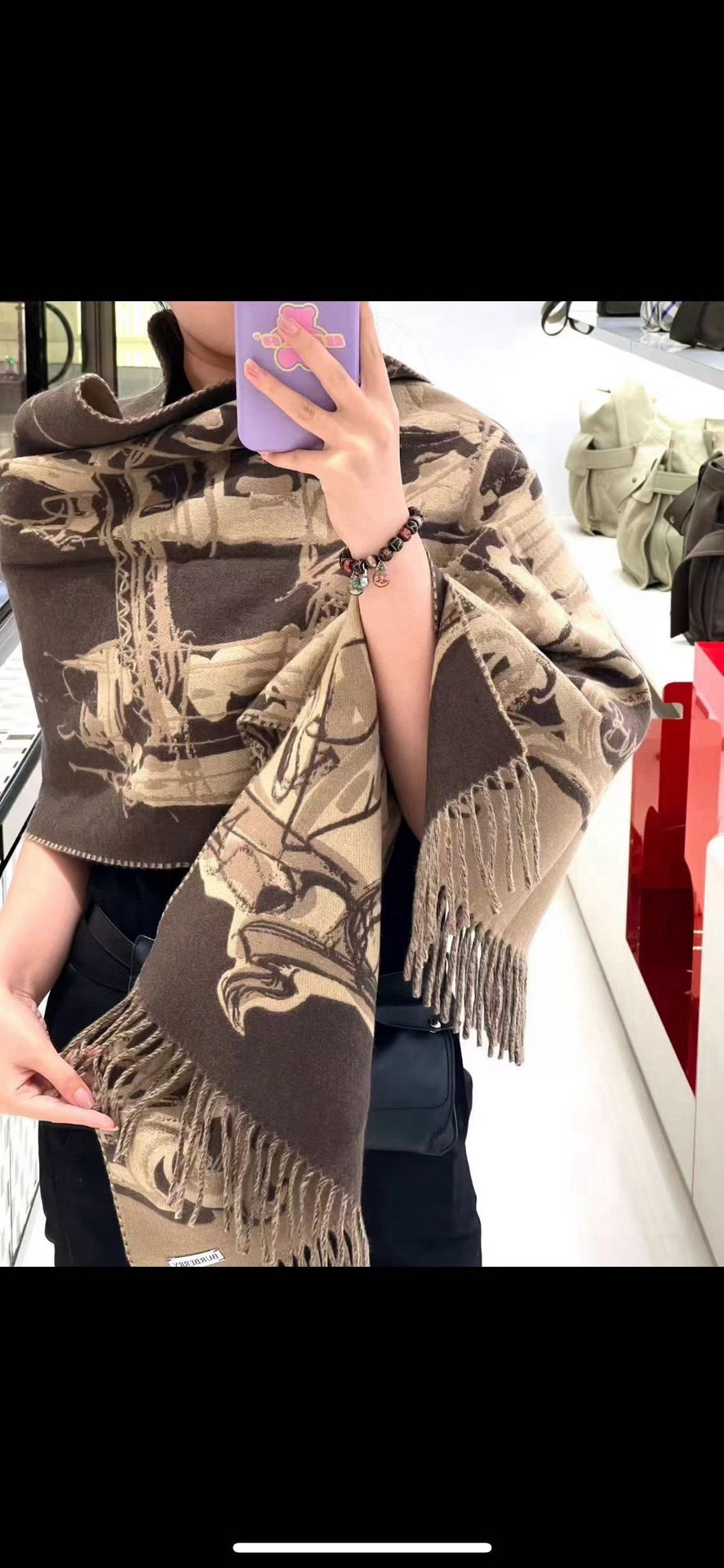 🆕Burberry 去年的战马围巾 断货有多厉害不用多说了吧…..今年这个双面英国塔桥提花羊绒围巾，绝对