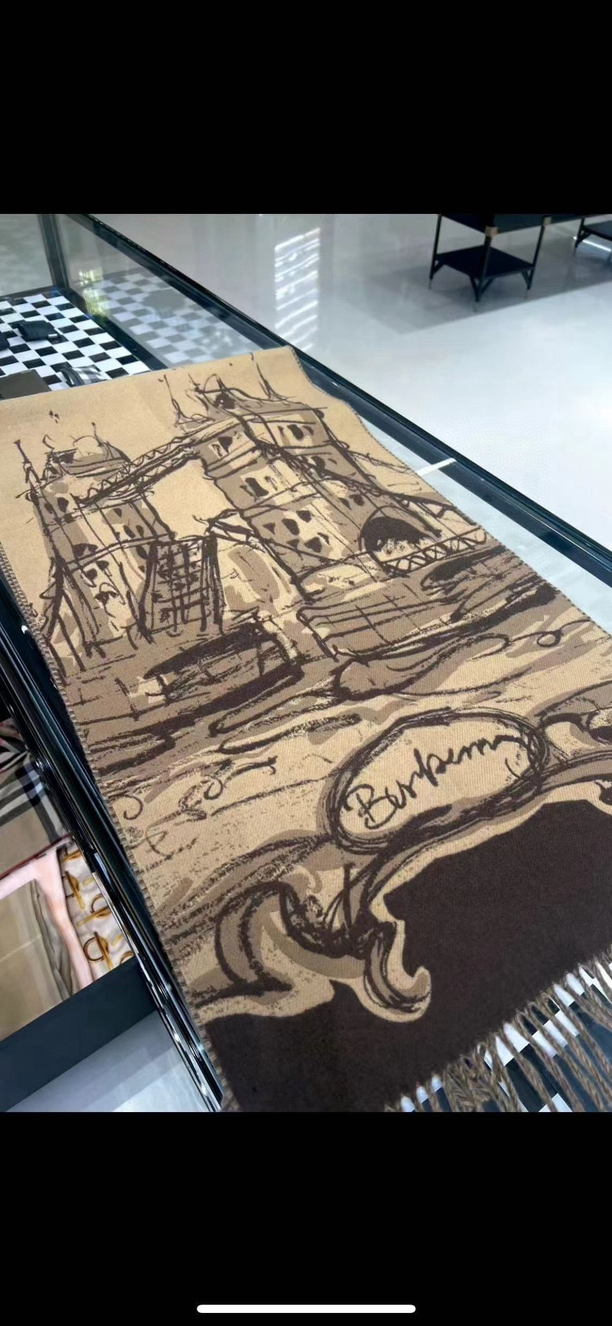 🆕Burberry 去年的战马围巾 断货有多厉害不用多说了吧…..今年这个双面英国塔桥提花羊绒围巾，绝对