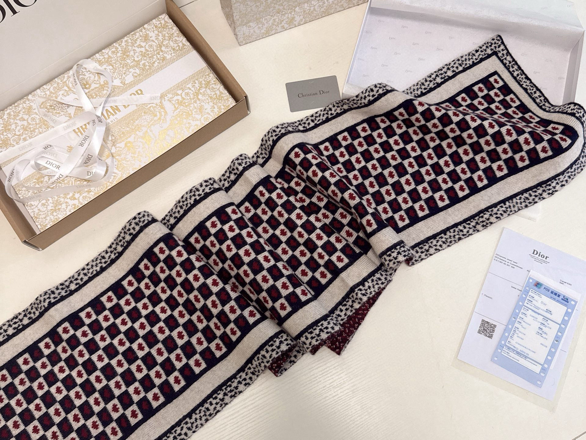 🆕Dior · 经典爱心❤️针织长巾‼️永远不出错的出场方式，既使再过多少年都是如此❤️TA的高级与优雅