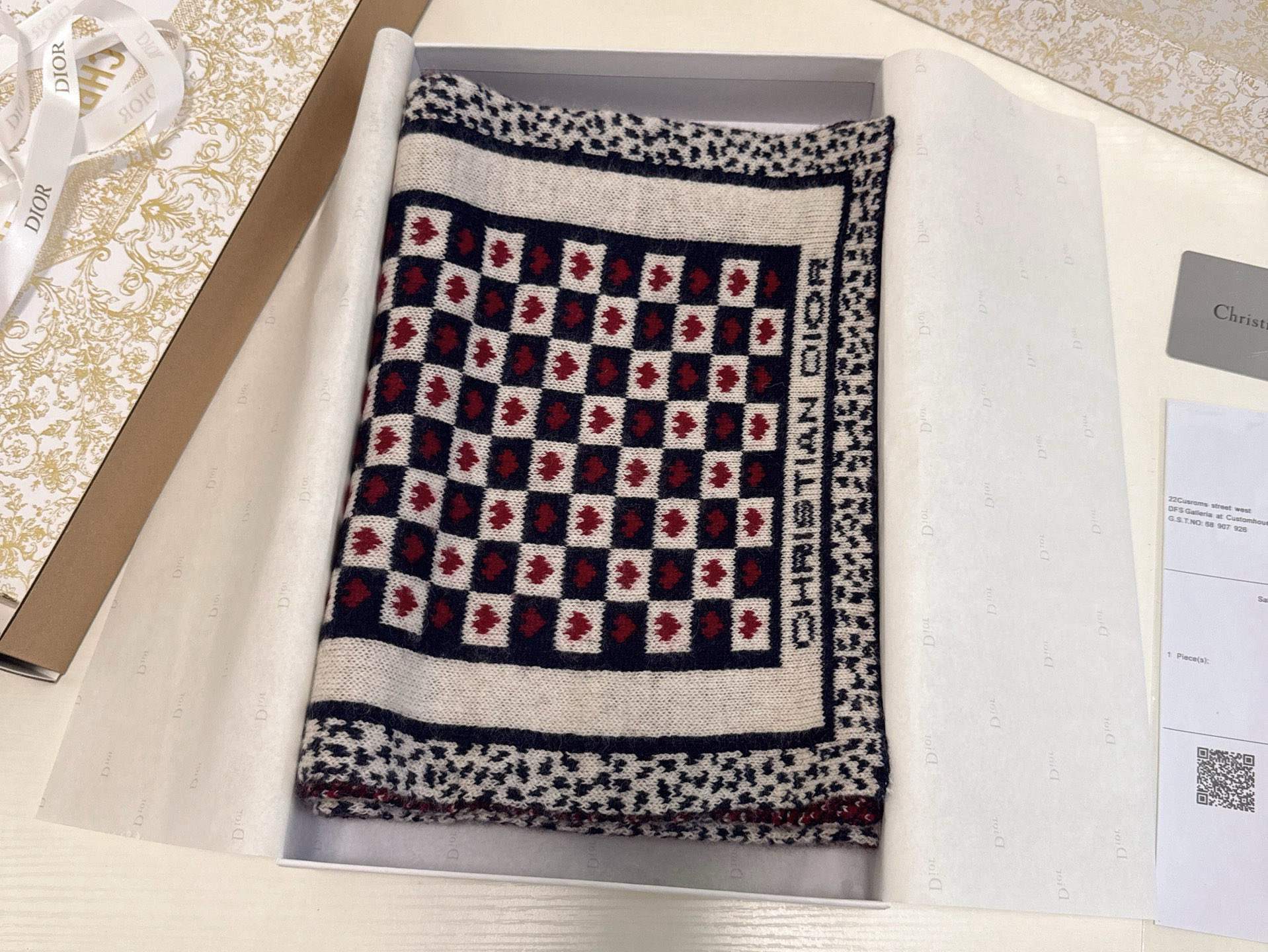 🆕Dior · 经典爱心❤️针织长巾‼️永远不出错的出场方式，既使再过多少年都是如此❤️TA的高级与优雅