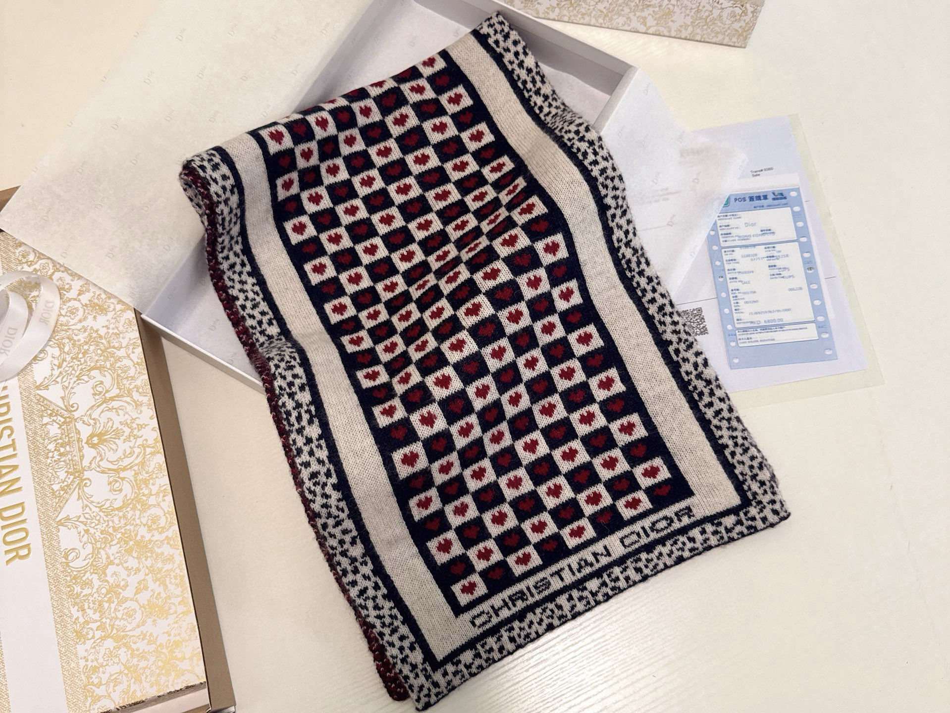 🆕Dior · 经典爱心❤️针织长巾‼️永远不出错的出场方式，既使再过多少年都是如此❤️TA的高级与优雅