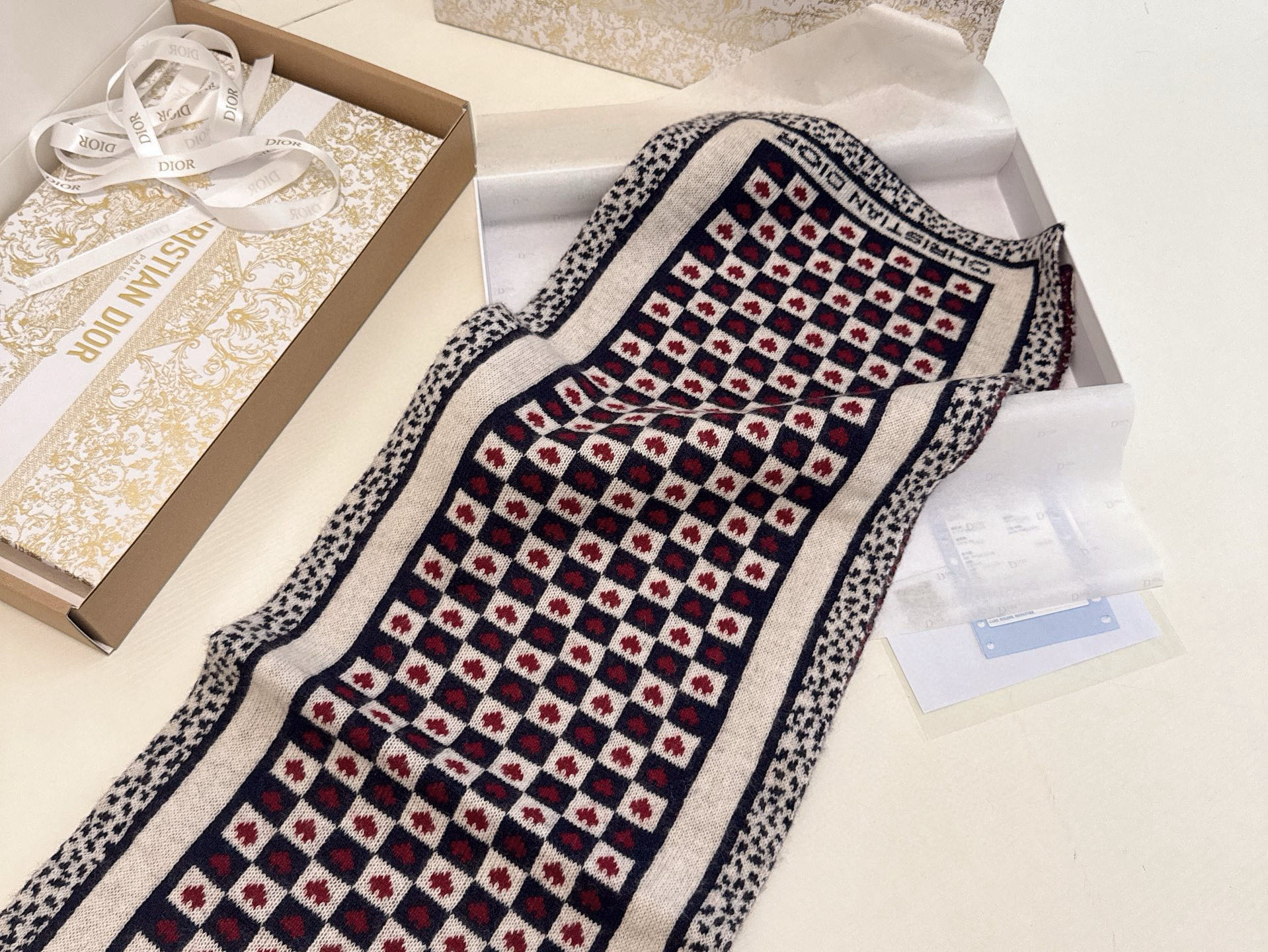 🆕Dior · 经典爱心❤️针织长巾‼️永远不出错的出场方式，既使再过多少年都是如此❤️TA的高级与优雅