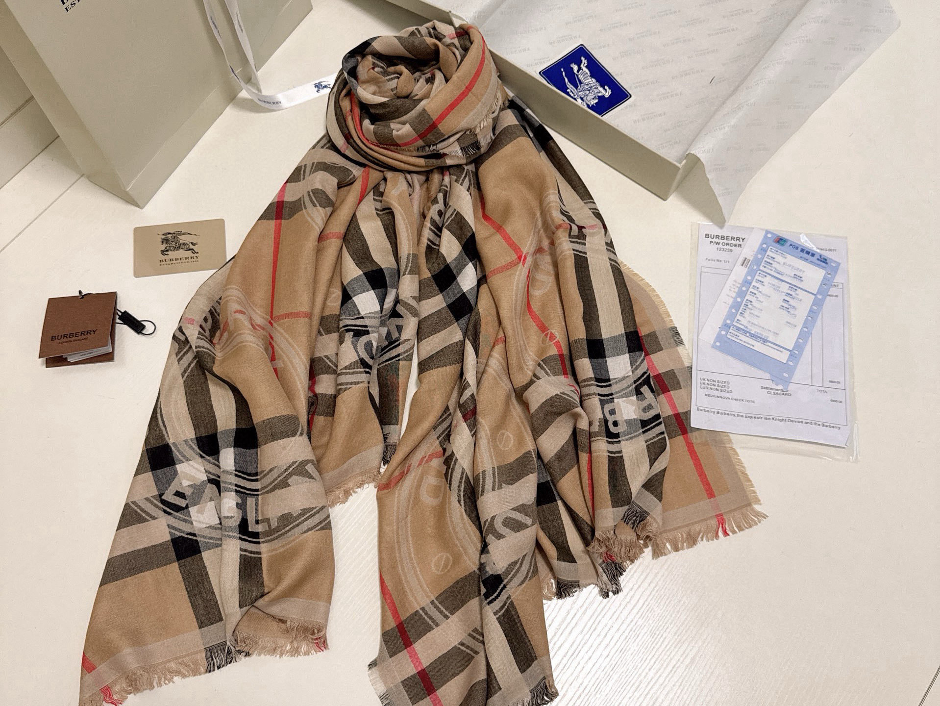 🆕BURBERRY徽章围巾。男女同款方巾，最流弊的大B家出口单！尺寸公差被滞留的一批。捡漏的来，限量纪念