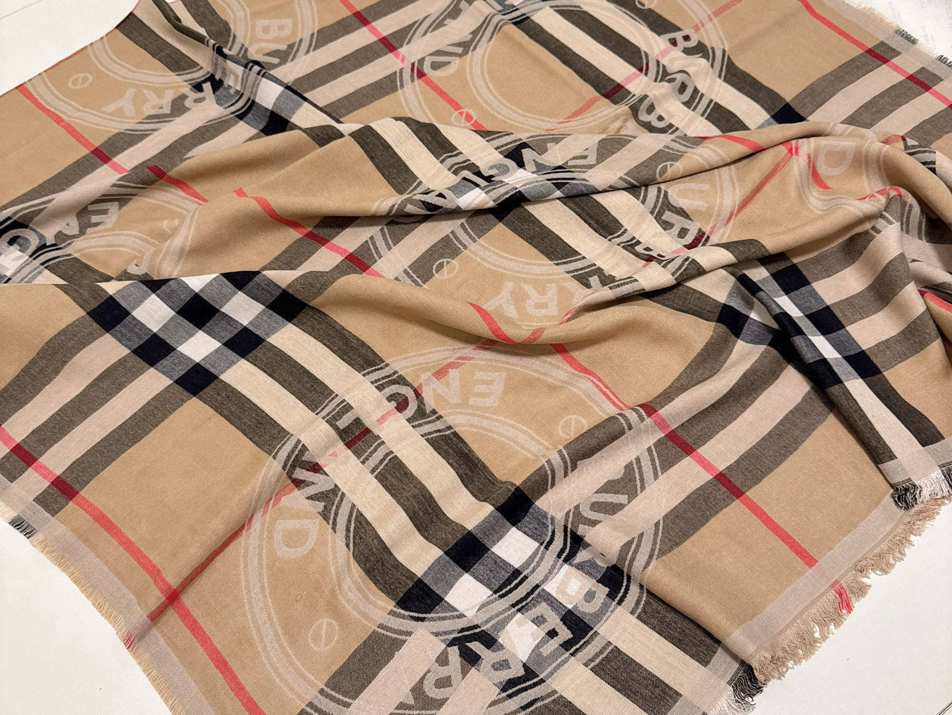 🆕BURBERRY徽章围巾。男女同款方巾，最流弊的大B家出口单！尺寸公差被滞留的一批。捡漏的来，限量纪念