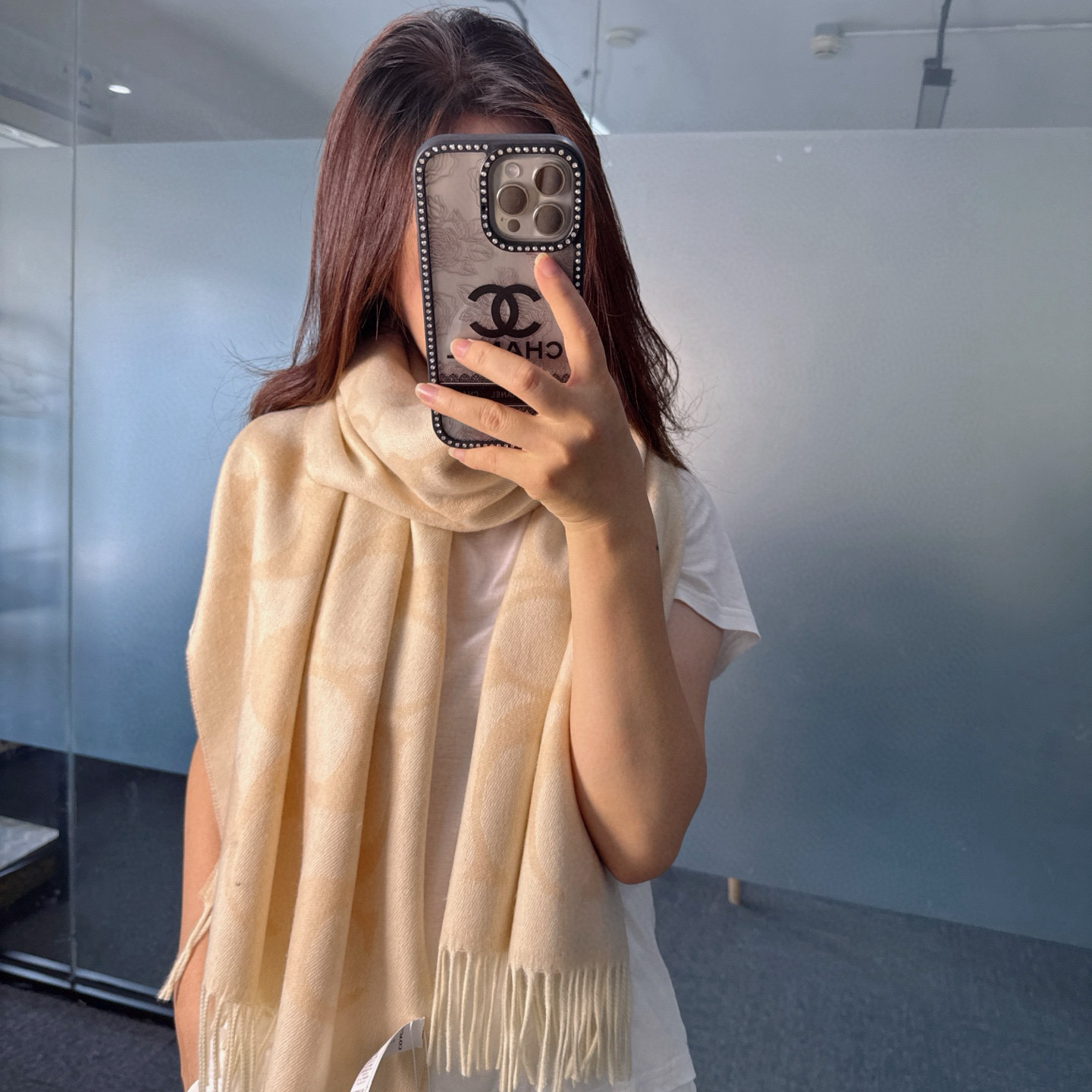 NO:581242,[COCAH · Coach’s new big C letter] Counters are rushing to buy the goods [High-end original tail order with complete set of accessories] Coach’s classic C letter is so beautiful!  It not only has appearance but also quality, 97 wool + 3 cashmere, it feels super soft and comfortable, the size is 195×53cm, the overall width is okay, it can be regarded as a small shawl. The front and back are made of complementary colors, one side has a dark logo with a light base, and the other side is the opposite color. For autumn and winter scarves, you must go with this high version scarf, high version scarf, coach, coach, shawls19860909【COCAH · 蔻驰新款大C字母】专柜都在抢货的节奏【高端原版尾单全套辅料齐全】Coach经典C字母太好看了吧！不仅有颜值还有品质,97羊毛+3羊绒,手感超级软糯和舒服,尺寸195×53cm,整体宽度还可以,算是个小披肩.正反面做的互补色,一面是深色logo搭配浅色底,另一面是相反色,秋冬围巾一定要冲这一条高版本围巾,高版本围巾,coach,coach,shawls,scarf