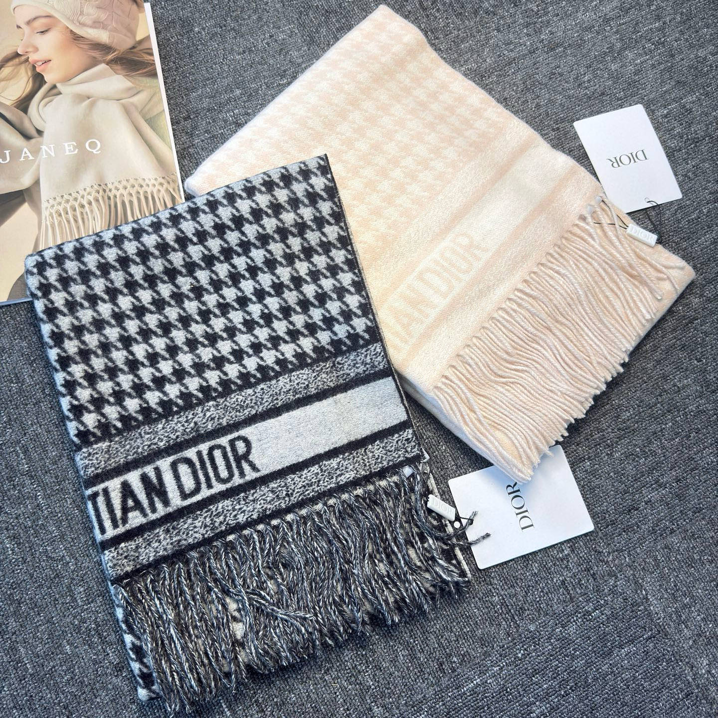 🆕Dior Montaigne系列这款围巾向经典的黑色和白色千鸟格纹图案致敬。采用高级面料精心制作，双面