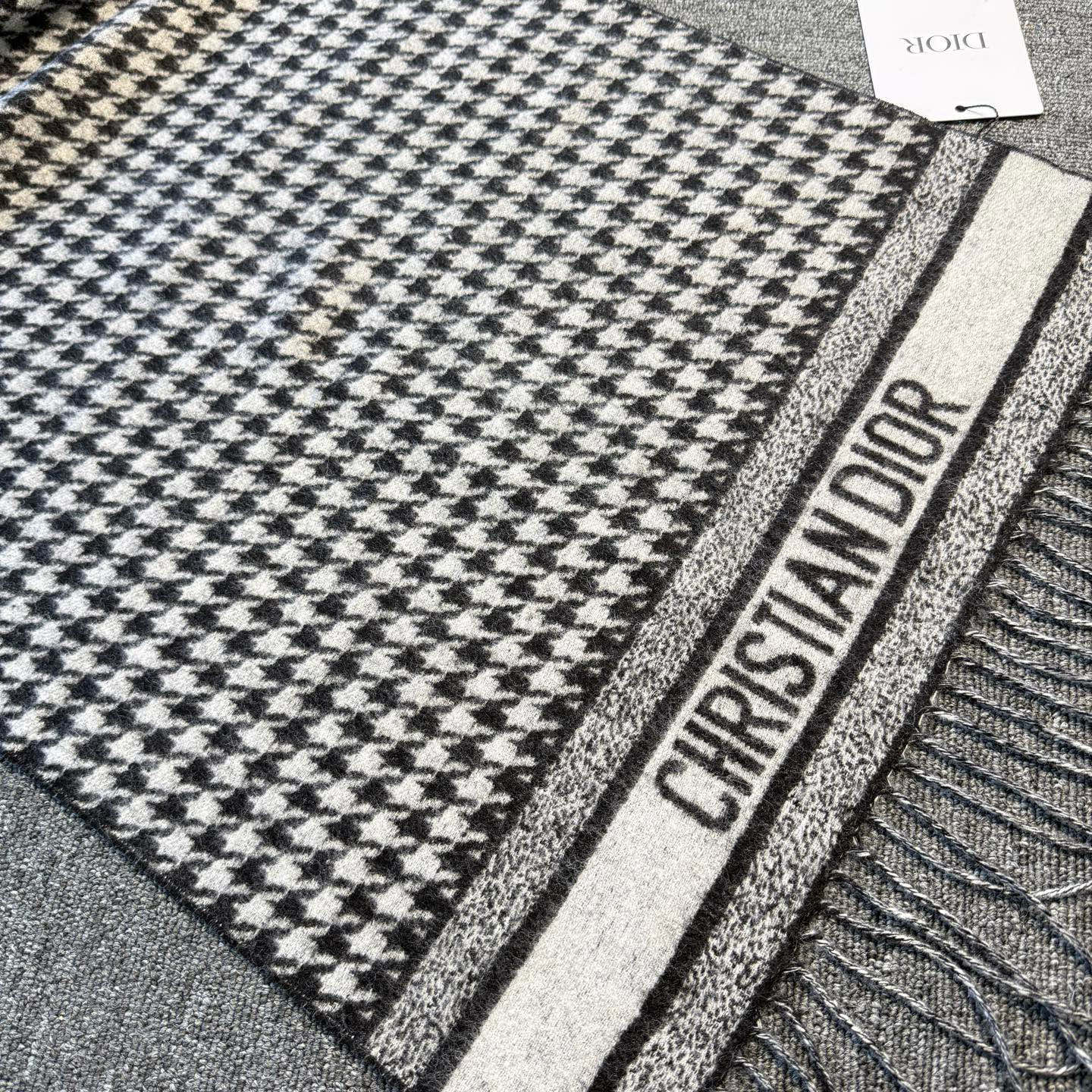 🆕Dior Montaigne系列这款围巾向经典的黑色和白色千鸟格纹图案致敬。采用高级面料精心制作，双面