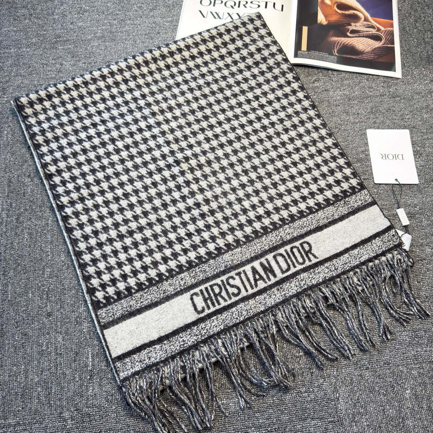 🆕Dior Montaigne系列这款围巾向经典的黑色和白色千鸟格纹图案致敬。采用高级面料精心制作，双面