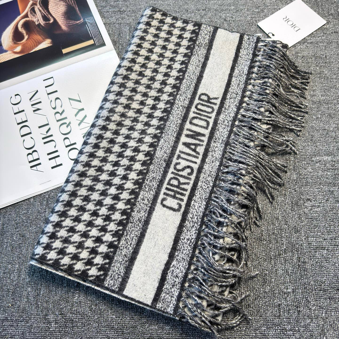 🆕Dior Montaigne系列这款围巾向经典的黑色和白色千鸟格纹图案致敬。采用高级面料精心制作，双面