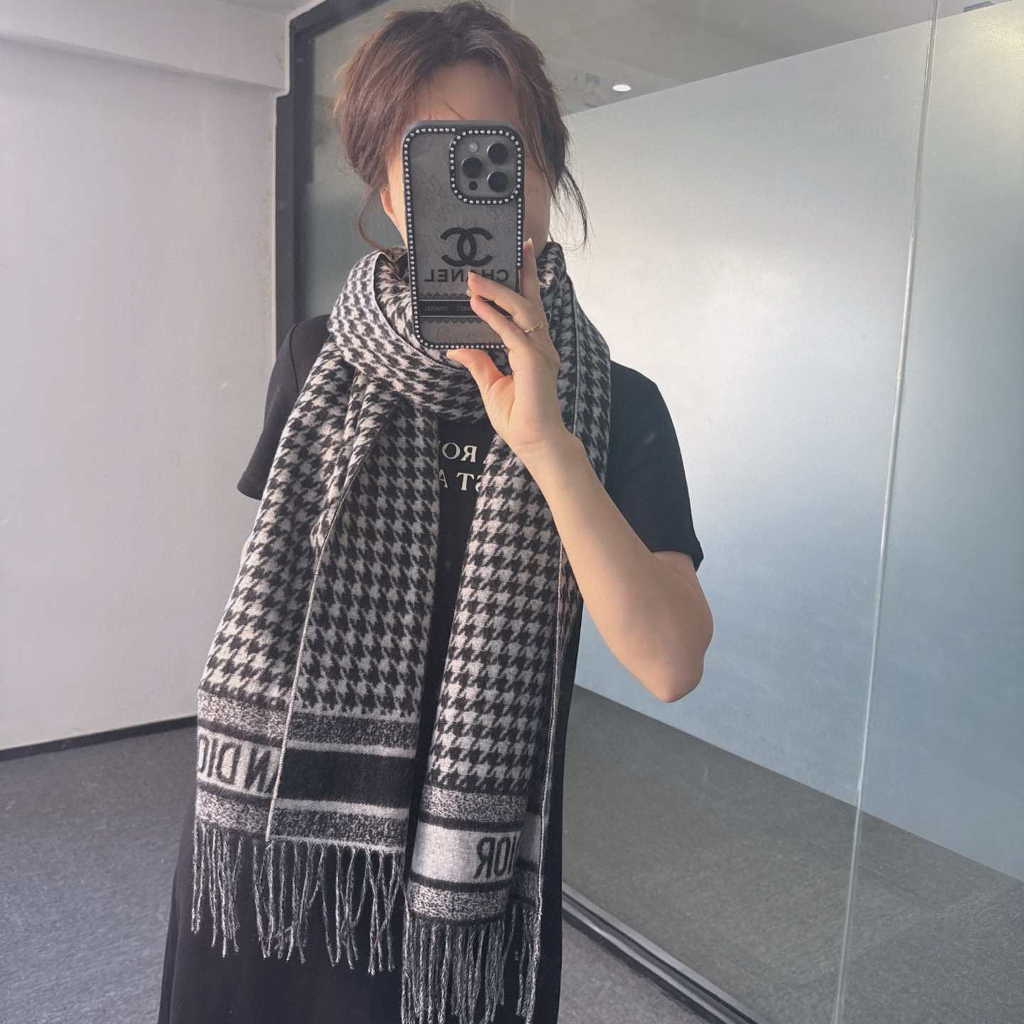 NO:574446,Dior Montaigne Collection This scarf pays homage to the classic black and white houndstooth pattern. Crafted from premium fabrics, double-sided design, decorated with fringed trim and embellished with contrasting Christian Dior signature jacquard strips. Warm and soft, it can be tied around the neck or draped over the shoulders. Black and white double-sided houndstooth pattern Contrasting Christian Dior signature jacquard strips Tassel trim Size 45*200  Material cashmere high version scarf, high version scarf, dior19860909Dior Montaigne系列 这款围巾向经典的黑色和白色千鸟格纹图案致敬.采用高级面料精心制作,双面设计,饰以流苏饰边,点缀以对比鲜明的 Christian Dior 标志提花条形图案.保暖柔软,可系在颈部或披在肩部. 黑色和白色双面千鸟格纹图案 对比鲜明的 Christian Dior 标志提花条形图案 流苏饰边 尺寸45*200 材质羊绒高版本围巾,高版本围巾,dior,scarf