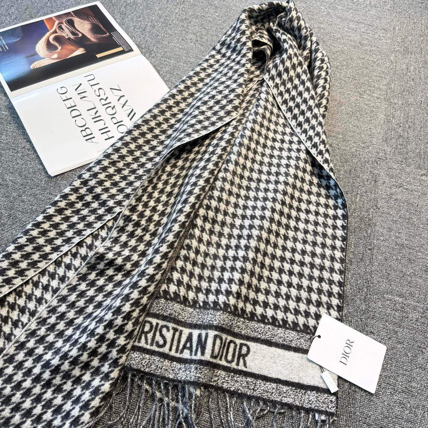 🆕Dior Montaigne系列这款围巾向经典的黑色和白色千鸟格纹图案致敬。采用高级面料精心制作，双面