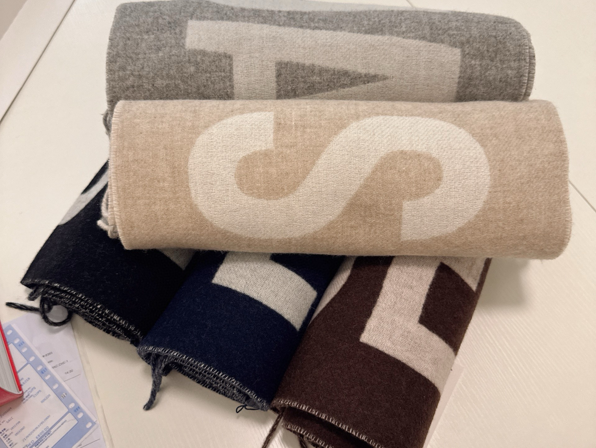 🆕JACQUEMUS双面围巾❗今年真的被疯狂种草 今年冬天就非宠这条 好看的要疯掉了，太有型太有魅力了❗