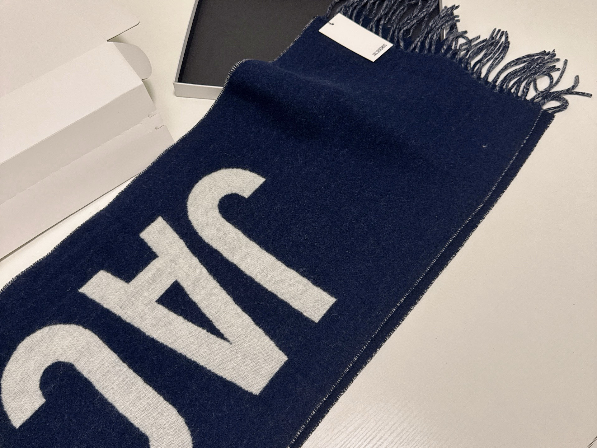 🆕JACQUEMUS双面围巾❗今年真的被疯狂种草 今年冬天就非宠这条 好看的要疯掉了，太有型太有魅力了❗