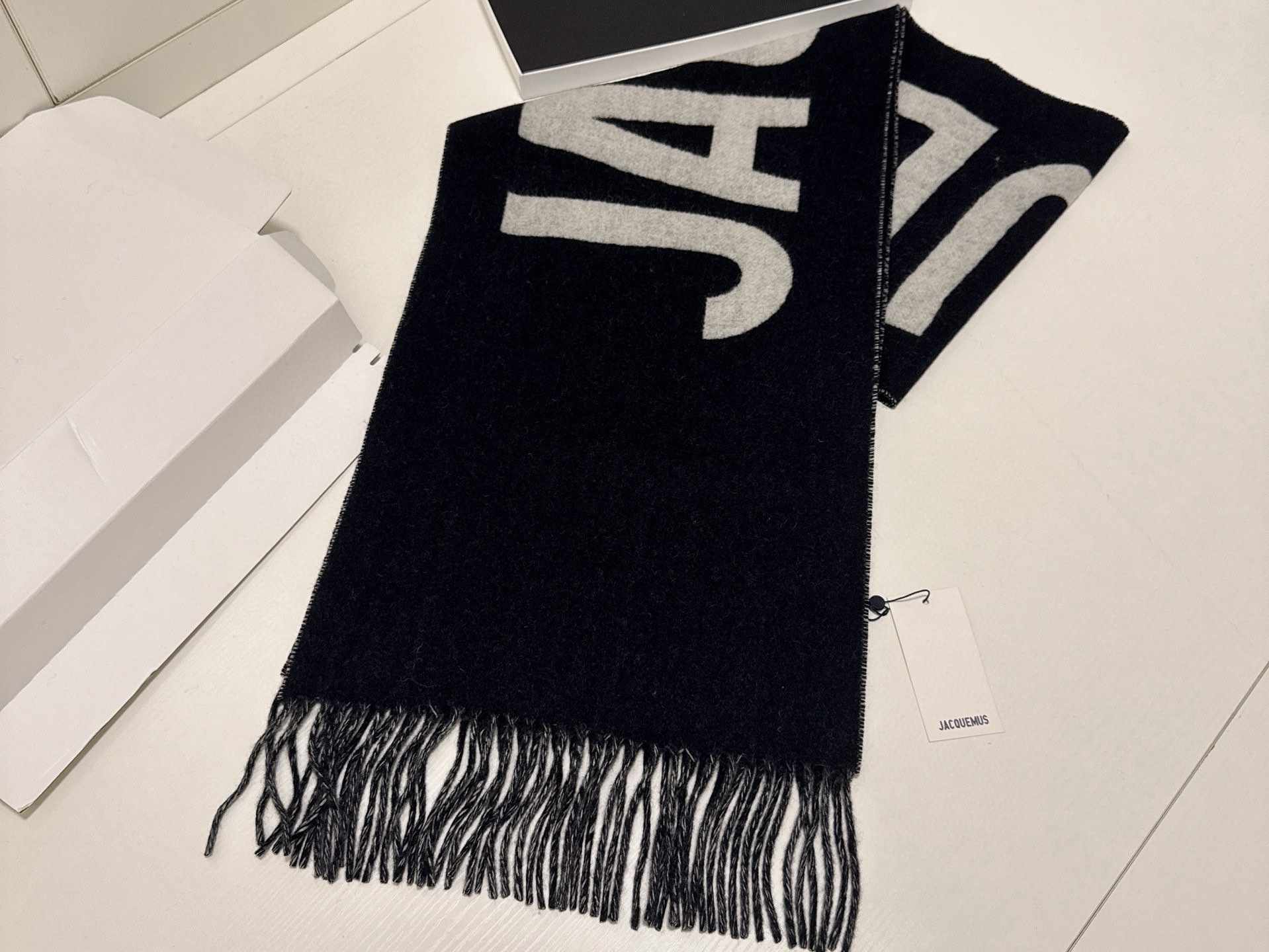 🆕JACQUEMUS双面围巾❗今年真的被疯狂种草 今年冬天就非宠这条 好看的要疯掉了，太有型太有魅力了❗