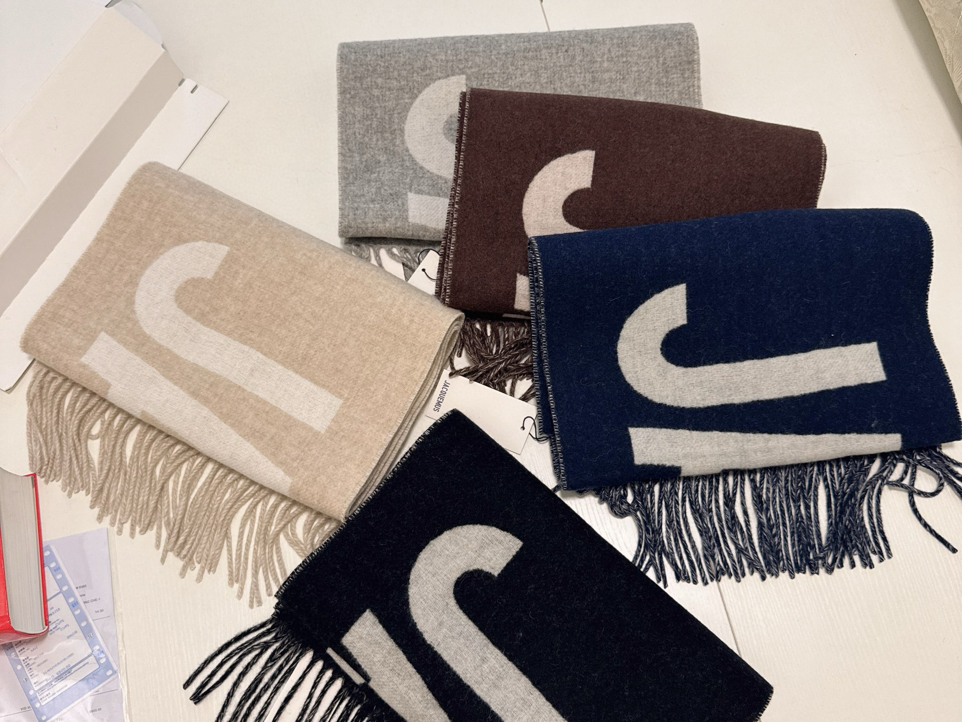 🆕JACQUEMUS双面围巾❗今年真的被疯狂种草 今年冬天就非宠这条 好看的要疯掉了，太有型太有魅力了❗