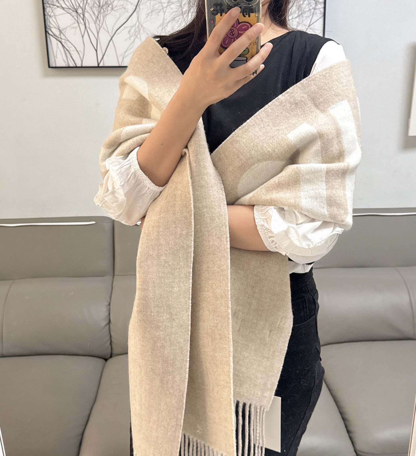 NO:581244,The JACQUEMUS double-sided scarf is really popular this year. I will definitely love this one this winter. It looks crazy and is so stylish and charming. It is a very elegant and fashionable autumn and winter item!  I really like it. It’s a very classic design of wool. It feels really great on the upper body and looks great on any waist!  !  This style is really worth buying with your eyes closed, and it can be easily worn by any age group!  !  !  35*180cm high version scarf, high version scarf19860909JACQUEMUS双面围巾今年真的被疯狂种草 今年冬天就非宠这条 好看的要疯掉了,太有型太有魅力了非常斯文时尚的秋冬单品！真的很喜欢,非常Classical的设计羊毛,手感真的绝了上身效果真的随便怎么围都好看！！这种款式真的闭着眼买,任何年龄层都轻松驾驭！！！35*180cm高版本围巾,高版本围巾,scarf