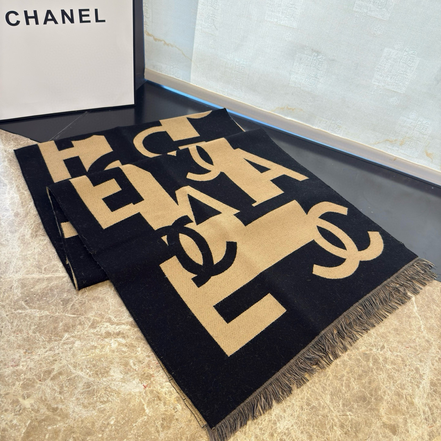 🆕香奶奶双面围巾，真香系列❗Chanel今年最火的款，几何图案搭配奶茶驼拼黑，海军蓝拼白，两个配色都超级