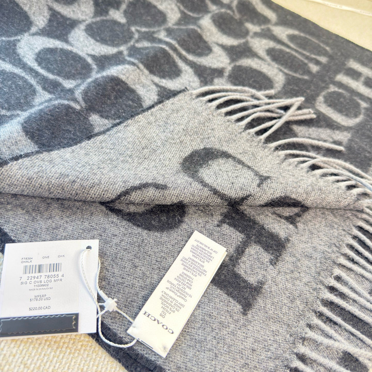 🆕【COCAH · 蔻驰经典标志大尺寸围巾】专柜都在抢货的节奏❗️【高端原版尾单全套辅料齐全】Coach