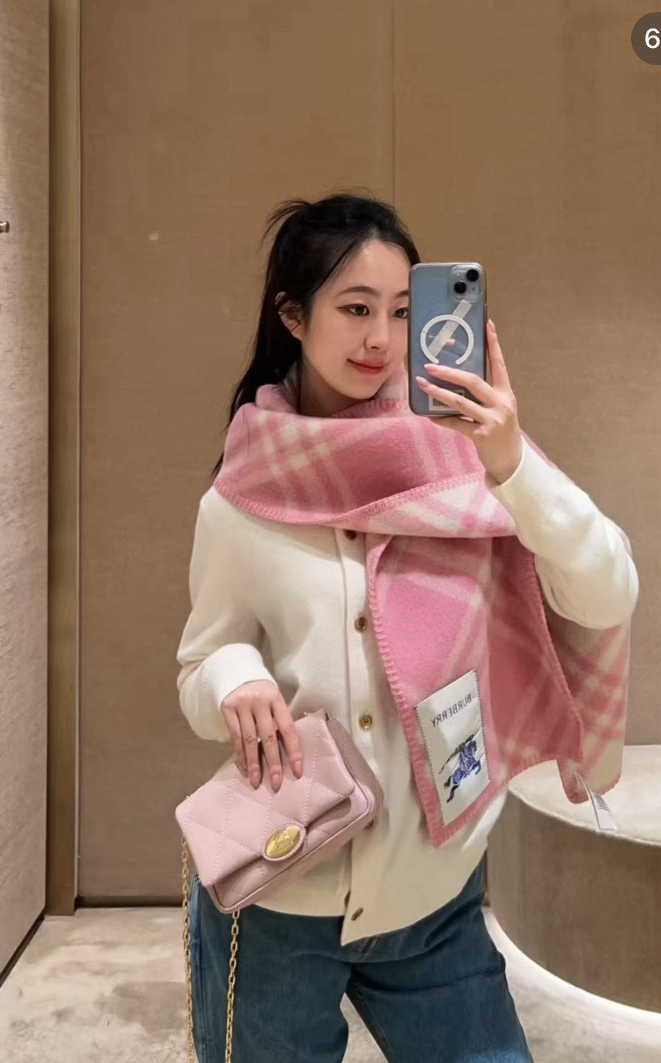 NO:581255,The new model is the same as Jun Ji-hyun's. It's perfect for couples. It's so beautiful. It's sold out as soon as it comes on the market. You can't buy it even in the queue. This Burberry scarf has a low-key sense of luxury. It's a great match. It can be used in various ways. It's the same style for men and women. The more you look at it,  The more I love it, the more I look at it, the more fashionable it becomes. The more I look at it, the more I like this kind of craftsmanship and color matching. You can tell at a glance that it is not from an ordinary big factory. I really like this master-level fashion sense. Fashionable people with attitude will definitely like it. Young, fashionable, confident, and attitude. Very beautiful!  This kind of design is more stretched, more advanced, more grand, and more durable. Recommended: Holding the scarf in your hand feels like holding a cloud, and the airy and soft feeling is really very advanced. Finally, the biggest feature of this is the integrated hemming process of thick thread knitting technology, which perfectly presents Burberry's plaid pattern. Specifications: 30*182cm high version scarf, high version scarf, burberry19860909新款全智贤同款,搭配情侣款绝绝子呀,美爆了的款,柜子一上市就售罄,排队都买不到的款,低调的奢侈感这款Burberry围巾,巨好搭配,各种hold住,男女同款,越看越爱,越看越时髦,越看越喜欢这种工艺和配色一看就知道不是一般的大工厂的,非常非常喜欢这种高手级别的时髦感,有态度的时髦人一定会喜欢.年轻,时髦,自信,有态度.很美！这样的设计更舒展,更高级,更大气,更加经得起推荐围巾握在手里就跟握着云朵般的仍空气绵绵感真的非常高级最后,这个最大的特色还有粗线编织格工艺的一体式包边工艺,将Burberry的格纹另一种完美呈现.规格:30*182cm高版本围巾,高版本围巾,burberry,scarf