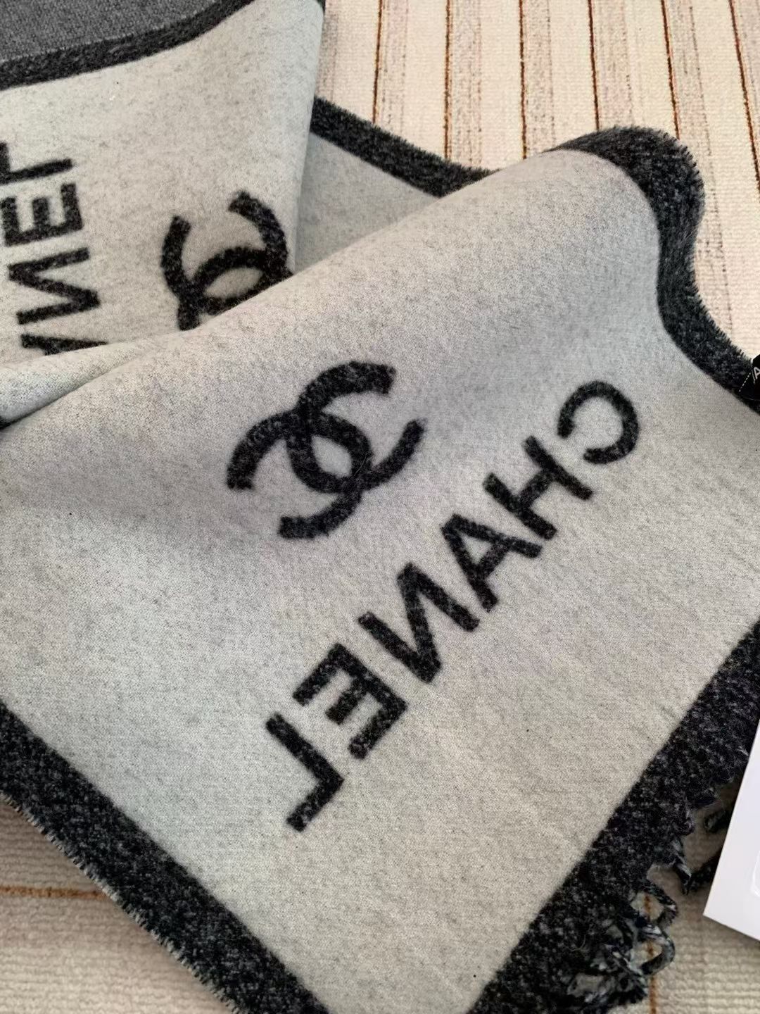 🆕【𝐂𝐇𝐀𝐍𝐄𝐋 · 双面加厚羊绒披肩】目测是大爆款男女情侣通用！双面异色提花 两面完全相反的颜色 设计