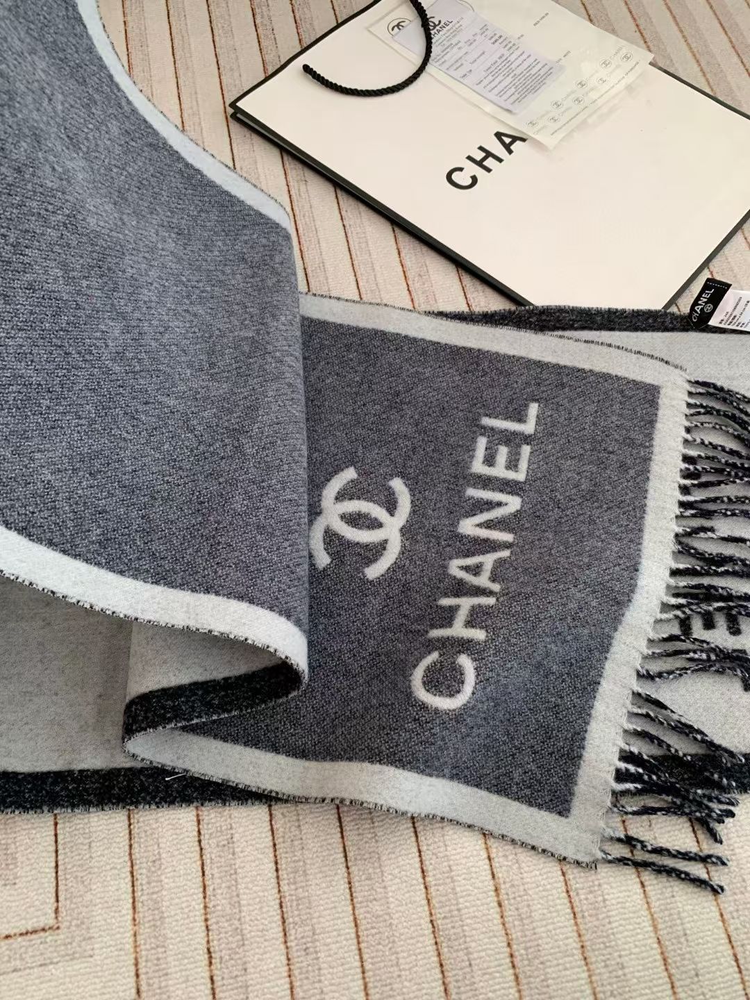 🆕【𝐂𝐇𝐀𝐍𝐄𝐋 · 双面加厚羊绒披肩】目测是大爆款男女情侣通用！双面异色提花 两面完全相反的颜色 设计
