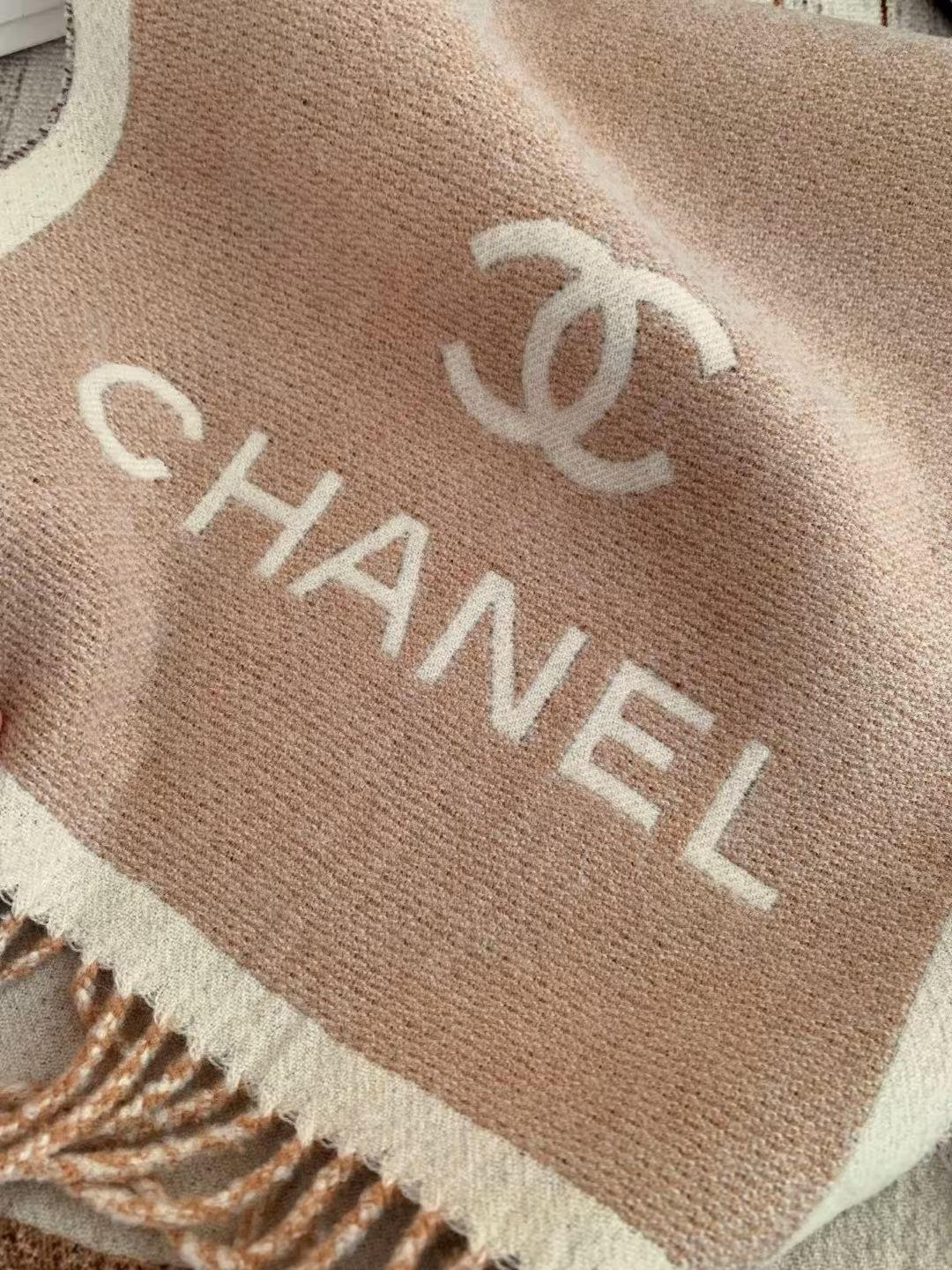 🆕【𝐂𝐇𝐀𝐍𝐄𝐋 · 双面加厚羊绒披肩】目测是大爆款男女情侣通用！双面异色提花 两面完全相反的颜色 设计