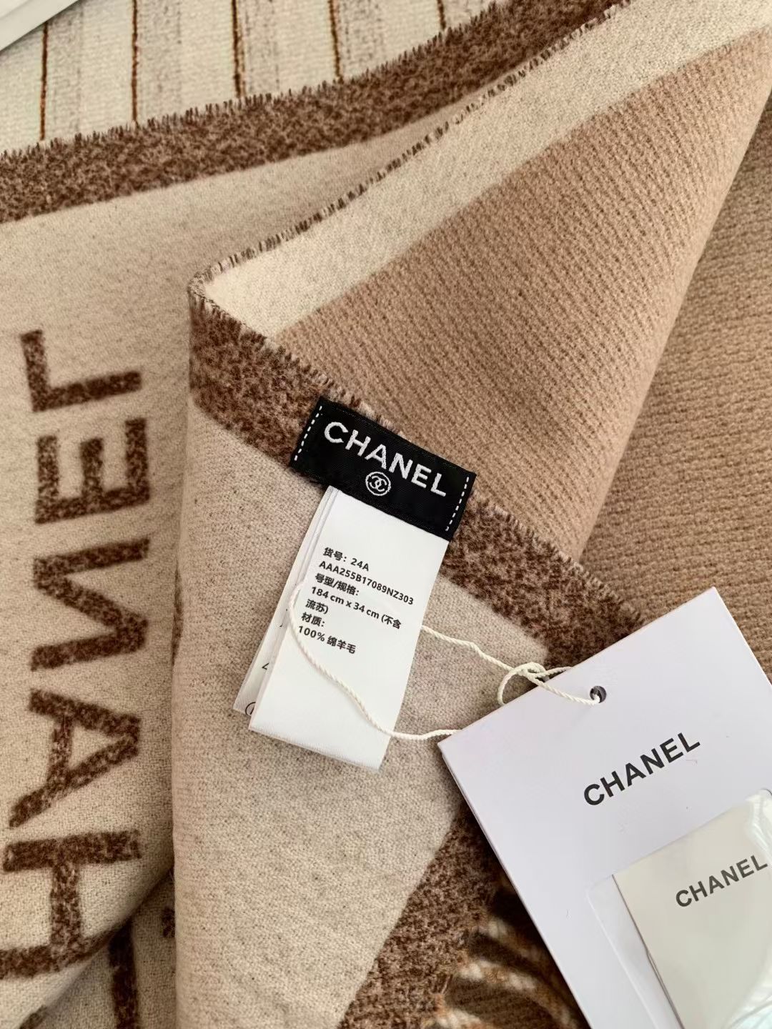 🆕【𝐂𝐇𝐀𝐍𝐄𝐋 · 双面加厚羊绒披肩】目测是大爆款男女情侣通用！双面异色提花 两面完全相反的颜色 设计