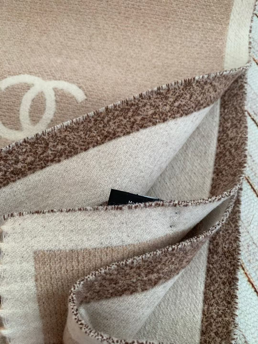 🆕【𝐂𝐇𝐀𝐍𝐄𝐋 · 双面加厚羊绒披肩】目测是大爆款男女情侣通用！双面异色提花 两面完全相反的颜色 设计