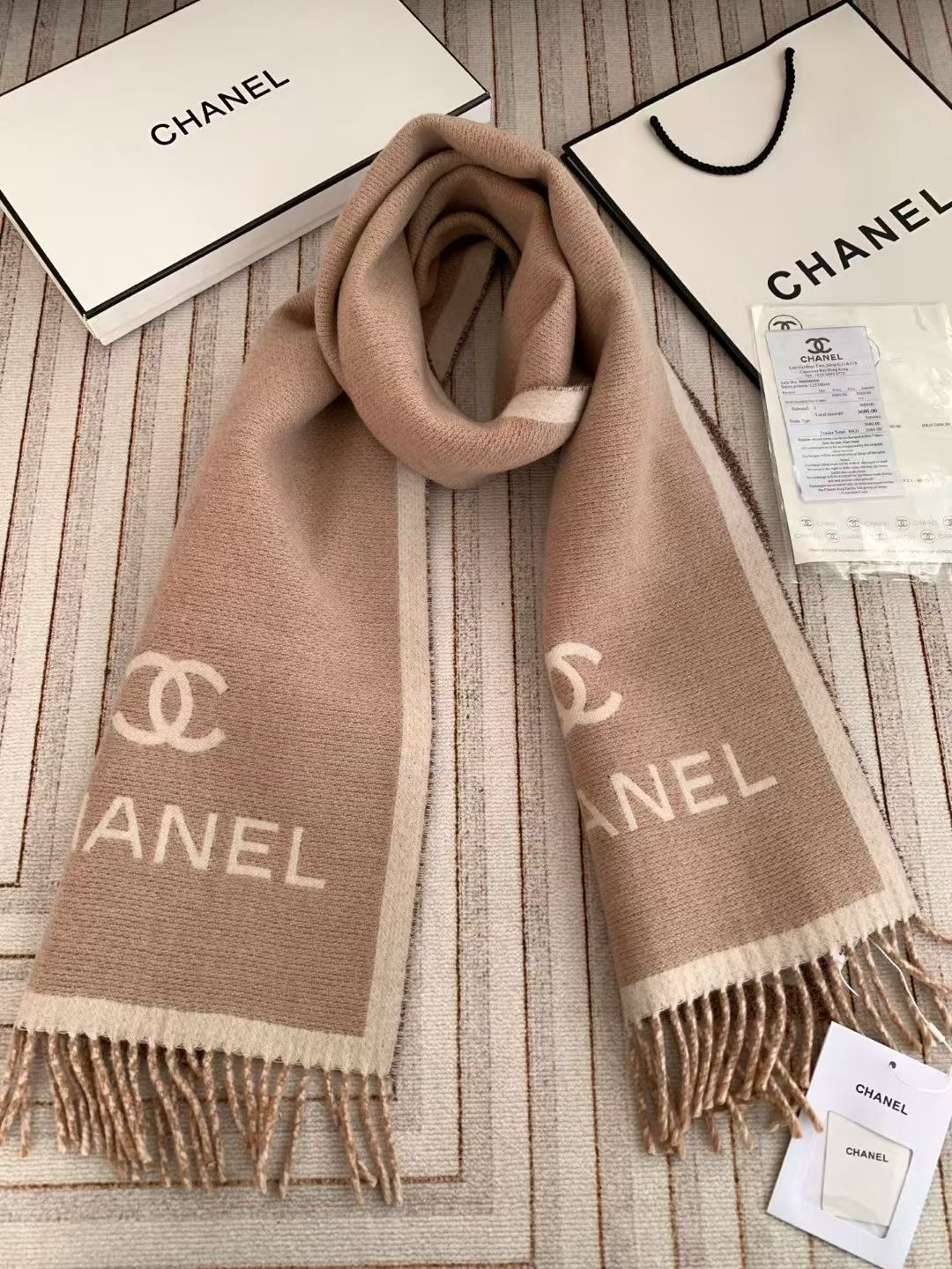 🆕【𝐂𝐇𝐀𝐍𝐄𝐋 · 双面加厚羊绒披肩】目测是大爆款男女情侣通用！双面异色提花 两面完全相反的颜色 设计