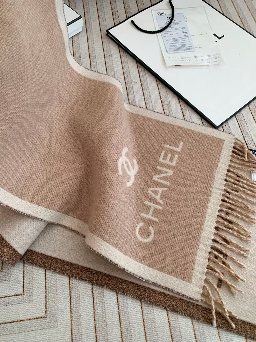 🆕【𝐂𝐇𝐀𝐍𝐄𝐋 · 双面加厚羊绒披肩】目测是大爆款男女情侣通用！双面异色提花 两面完全相反的颜色 设计